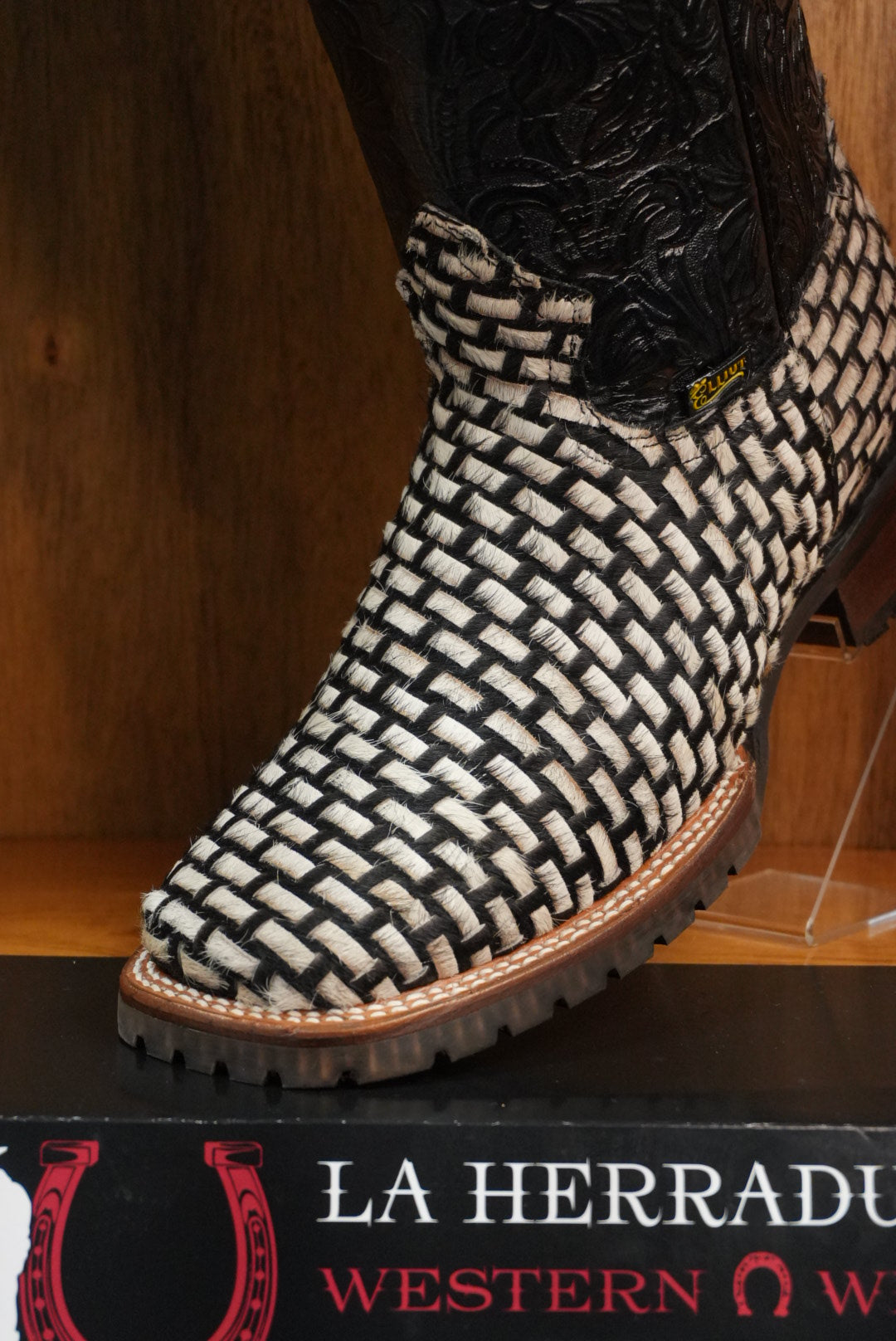 LA HERRADURA/ELLIUT EMBROIDERED COWHIDE BLACK/WHITE BOOT SQ. TOE
