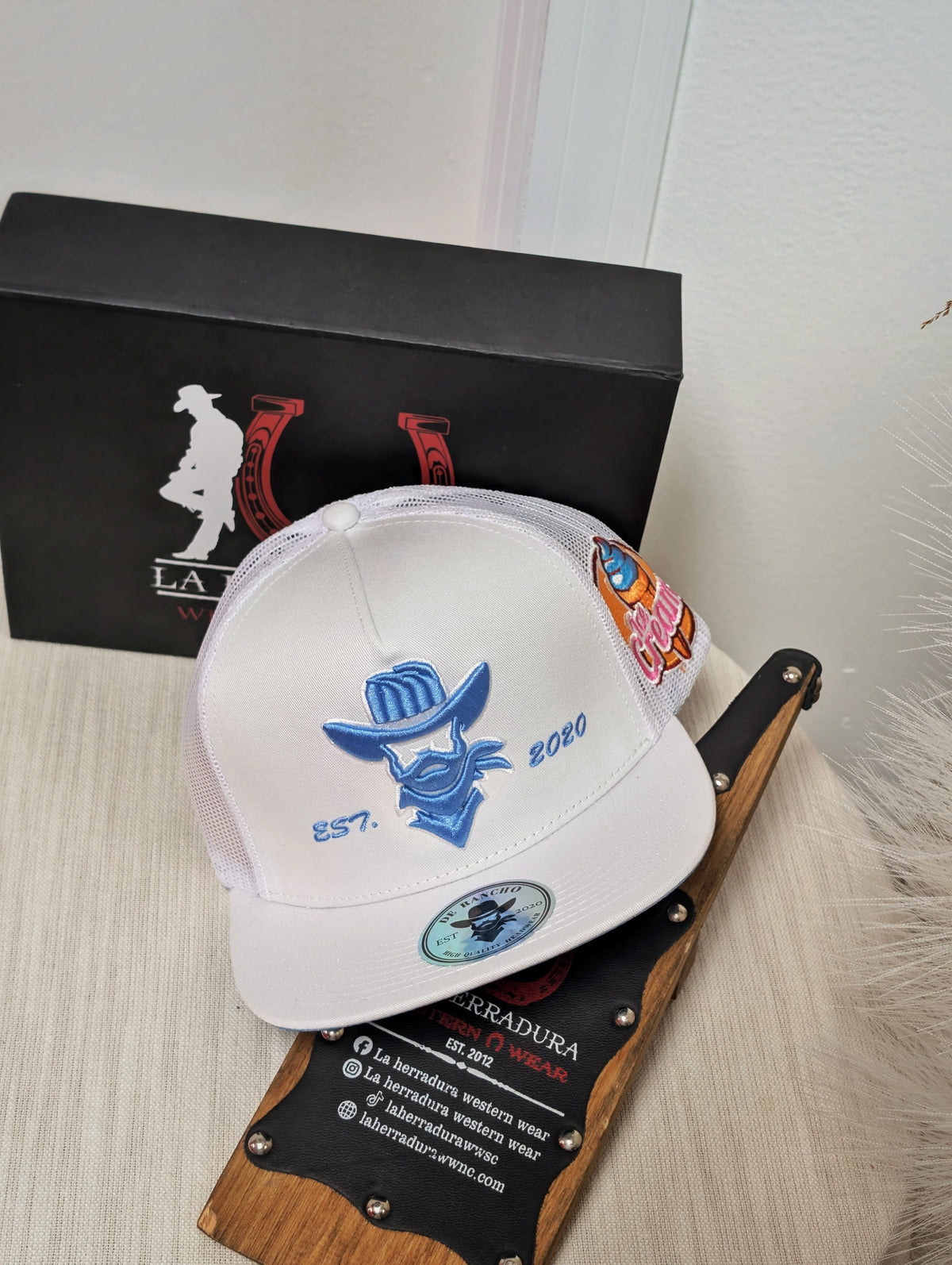 DE RANCHO HATS SNAPBACK WHITE ICE CREAM BLUE LOGO