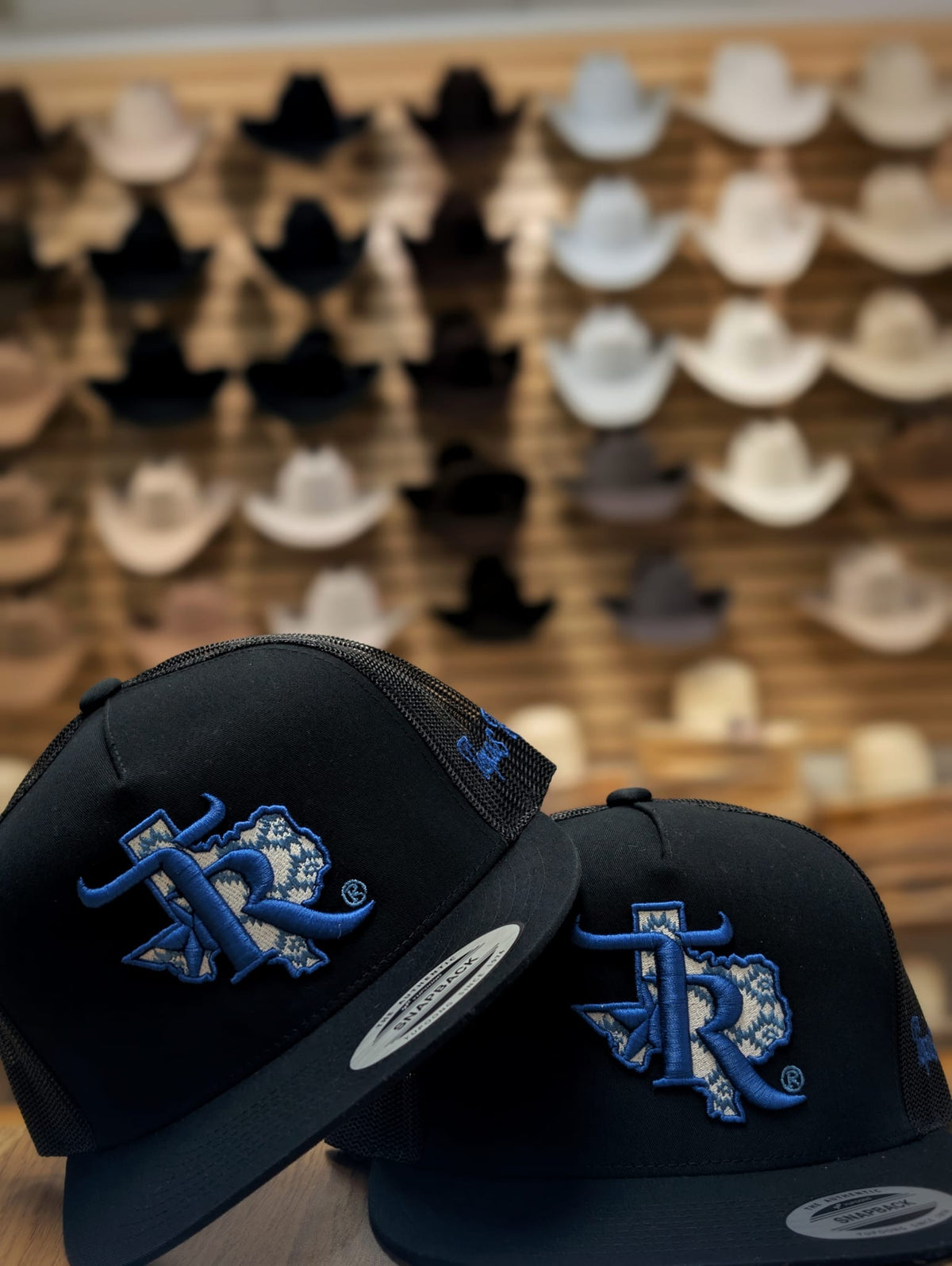 GORRA DE CAMIONERO PLANA NEGRA CON CIERRE A PRESIÓN Y BROCHE - ESTILO RANCHO DE TEXAS