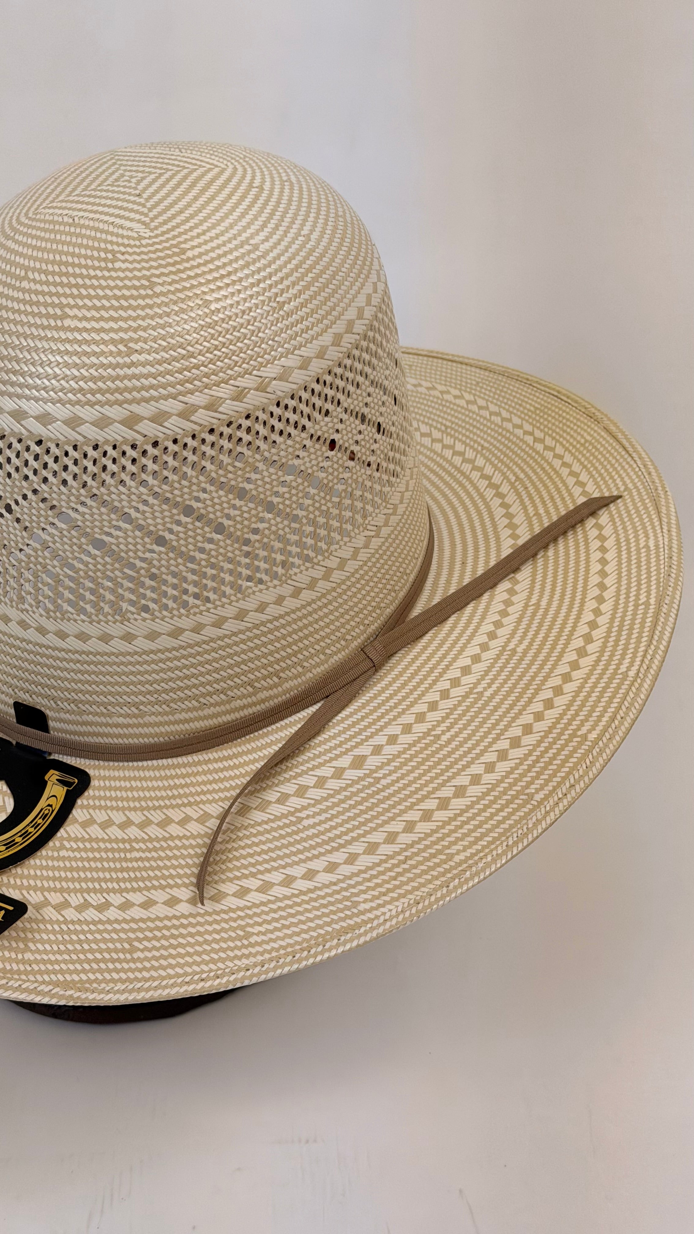 Beige straw hat with a wide brim 