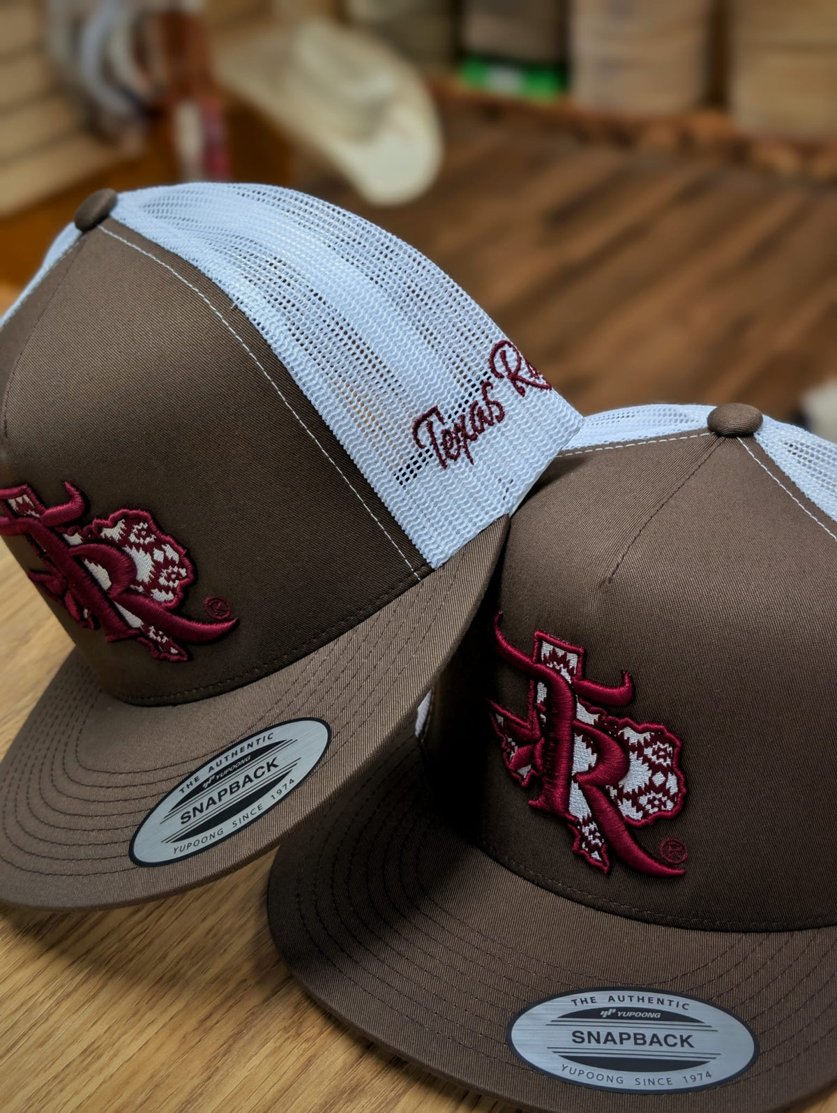 GORRA CAMIONERA TEXAS RANCH MARRÓN Y BLANCA CON CIERRE AJUSTABLE