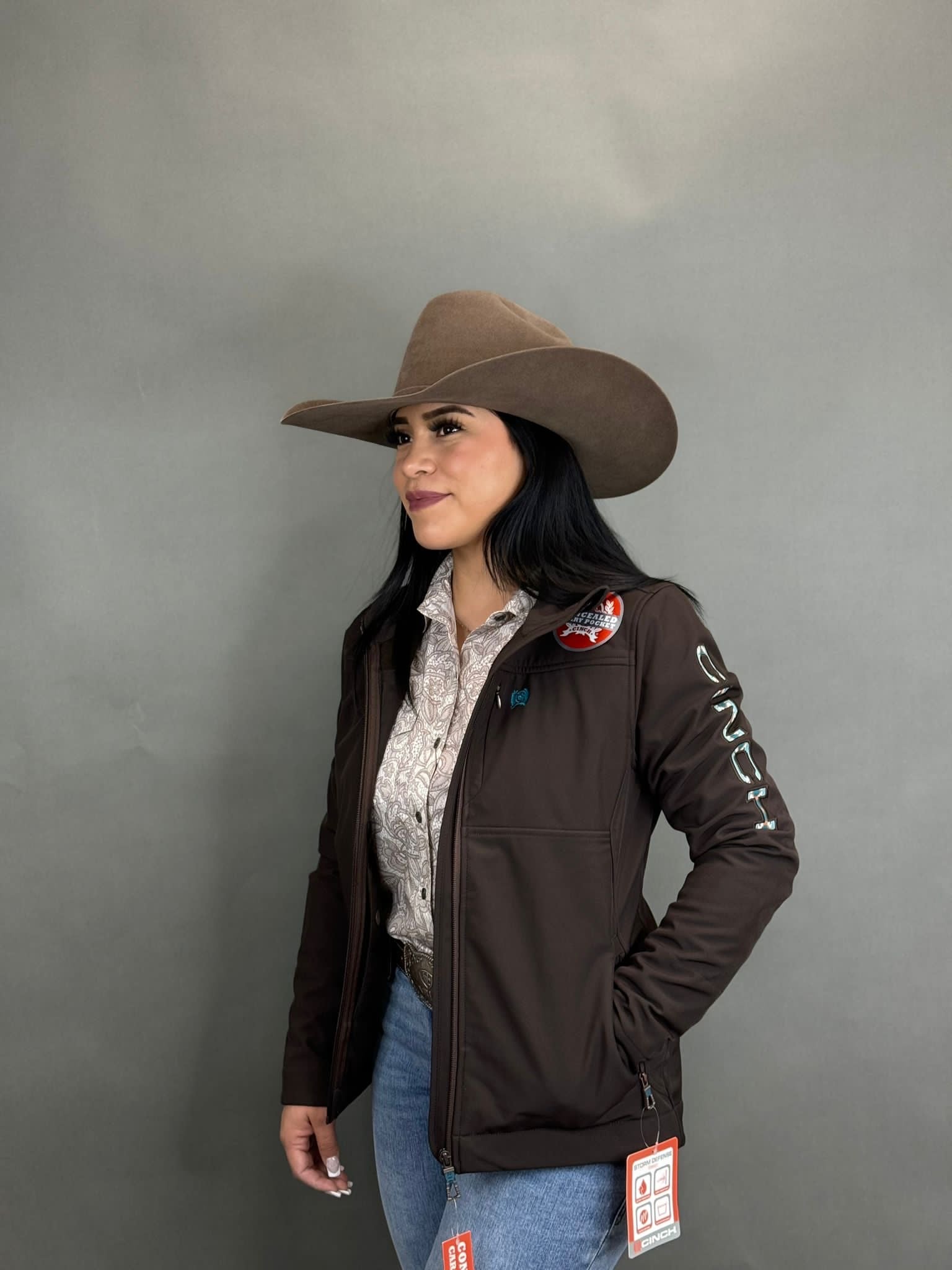 Chaqueta Softshell Cinch negra con logotipo del equipo en oro rosa para mujer