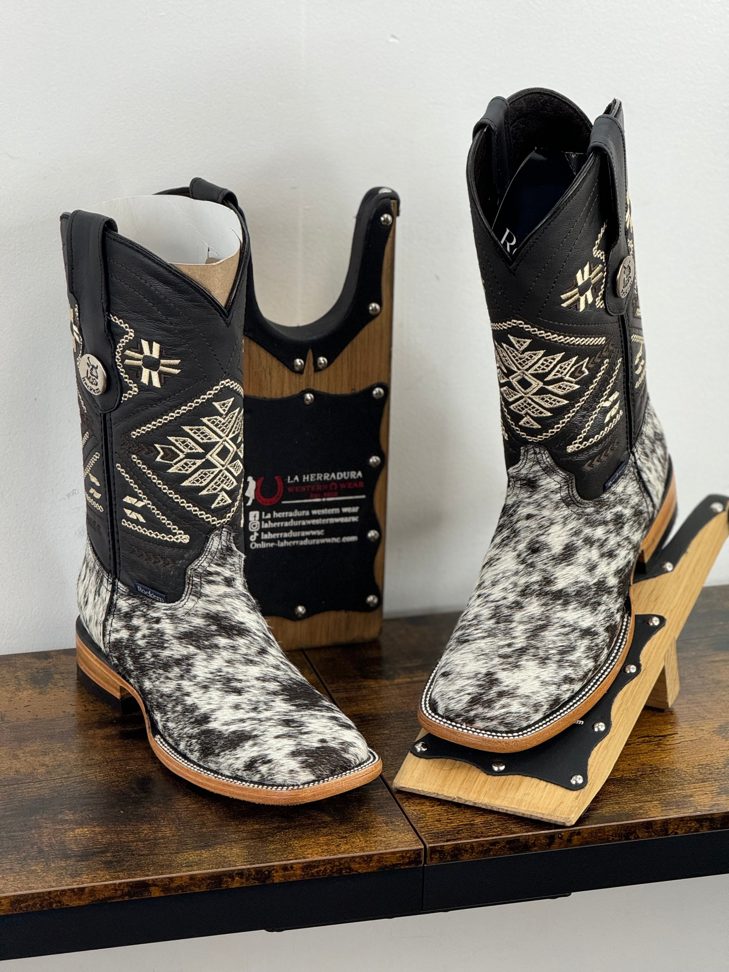 WOMENS EST AZTEC LADY BLACK & WHITE COWHIDE BOOT