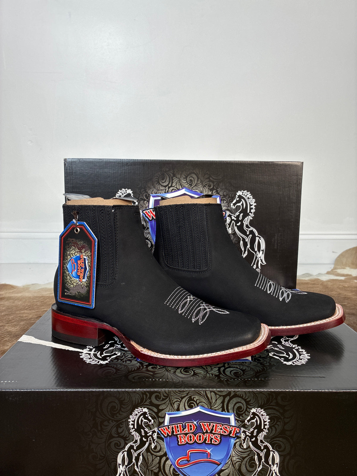 WILD WEST SHORT BOOT NOBUCK WHITE STITCH BLACK WIDE SQ. TOE -282BM26305