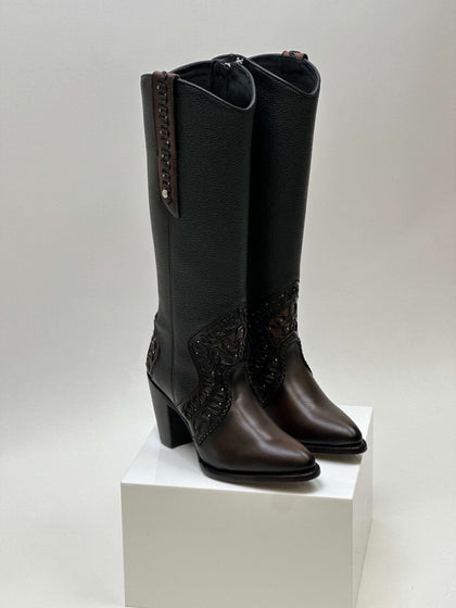 BOTA DE RES CUADRA CC240 PARA DAMA CRUST MIEL CHOCOLATE PUNTA REDONDA CON CIERRE