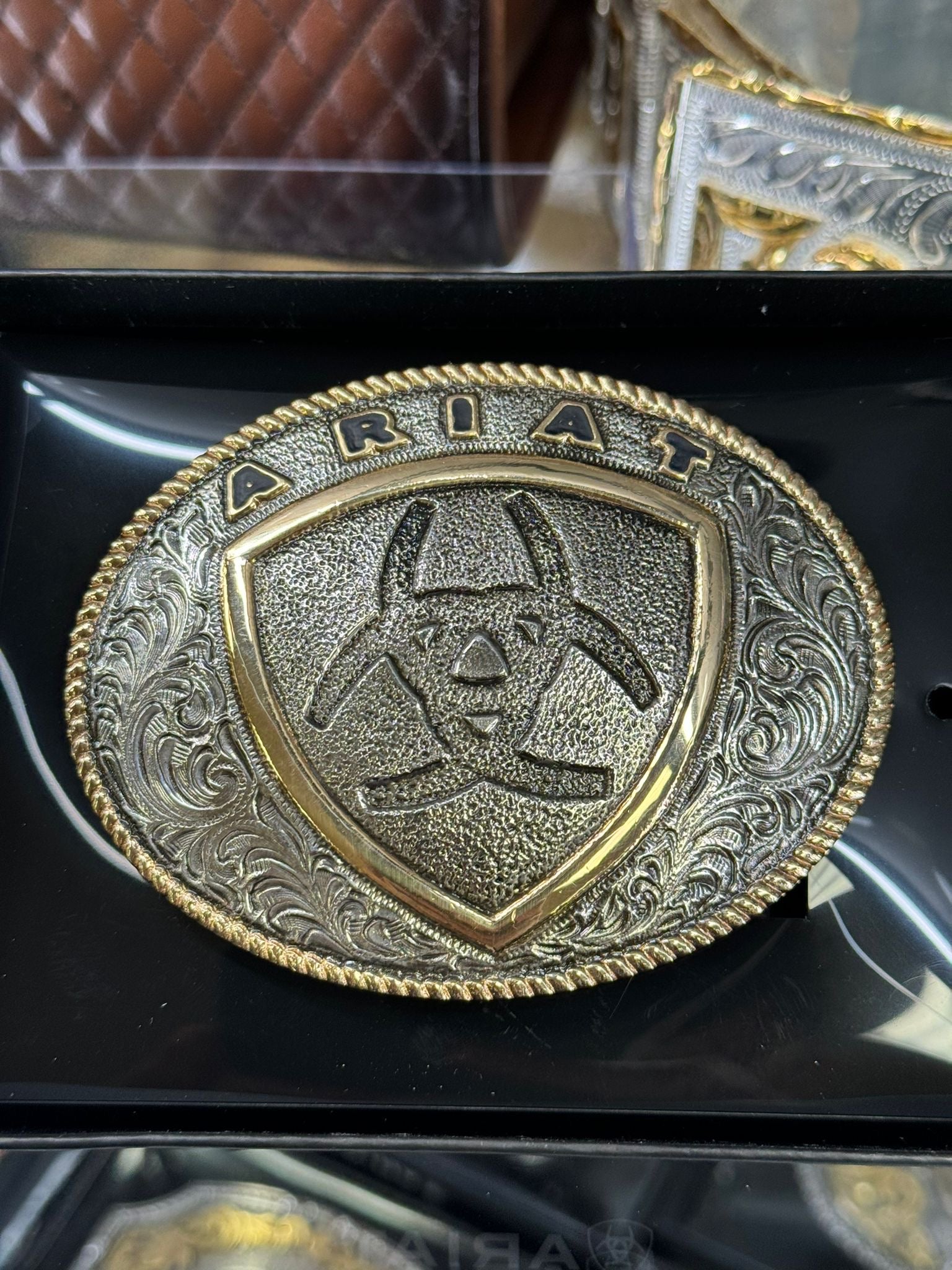 ARIAT ROUND IMPRESSED LOGO GOLD DETAIL SILVER BUCKLE