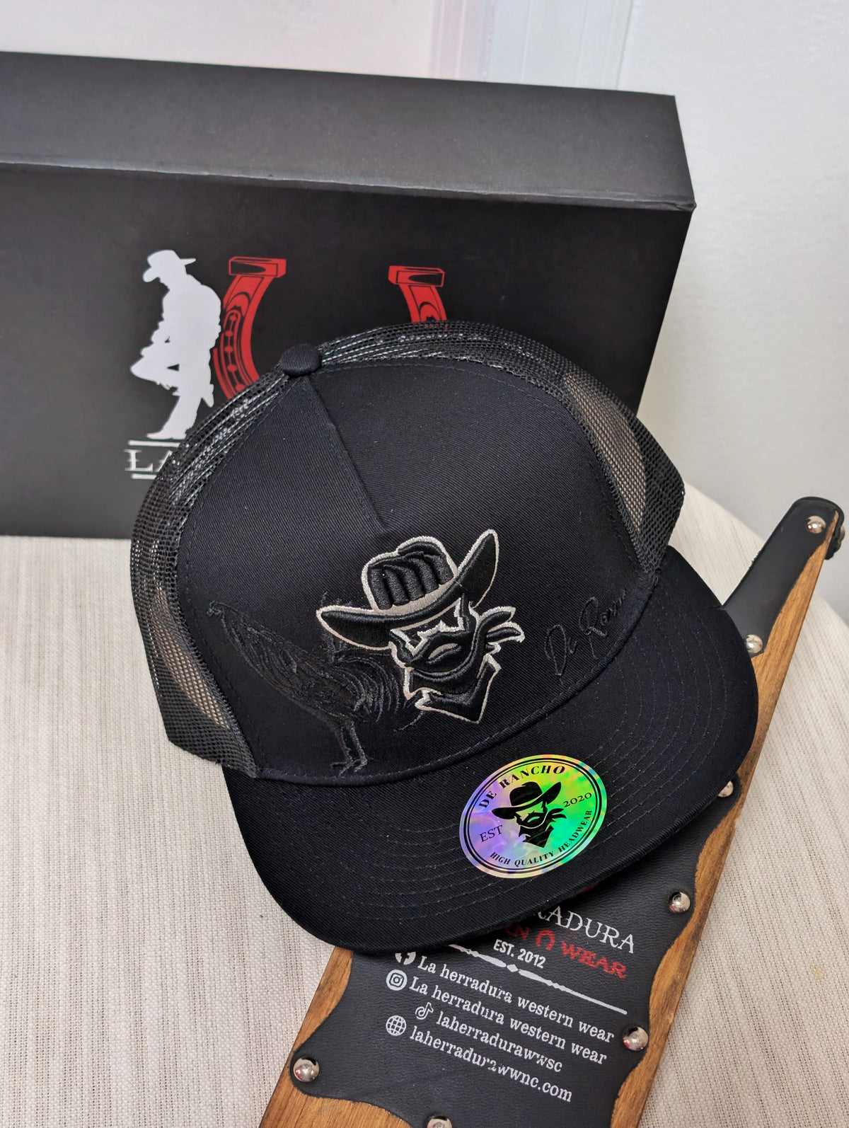 DE RANCHO HATS SNAPBACK BLACK ROOSTER LOGO