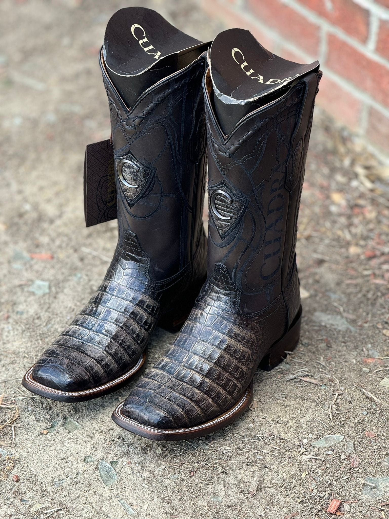 CUADRA BOOT CAIMAN FUSCUS LOMO BELLY ATLANTIS BLACK SAND EMBROIDERY & LASER SQUARE TOE