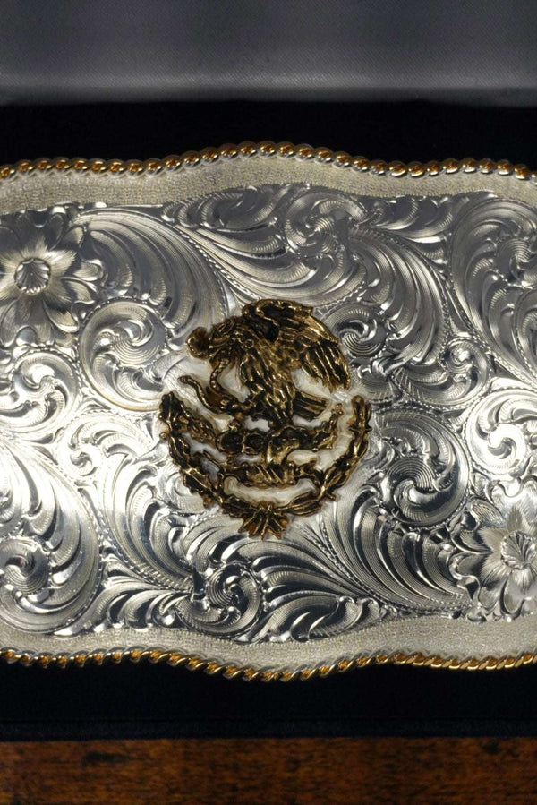 HEBILLA MONTANA SILVERSMITH DE MÉXICO FESTONEADA CON GRABADO ATREVIDO