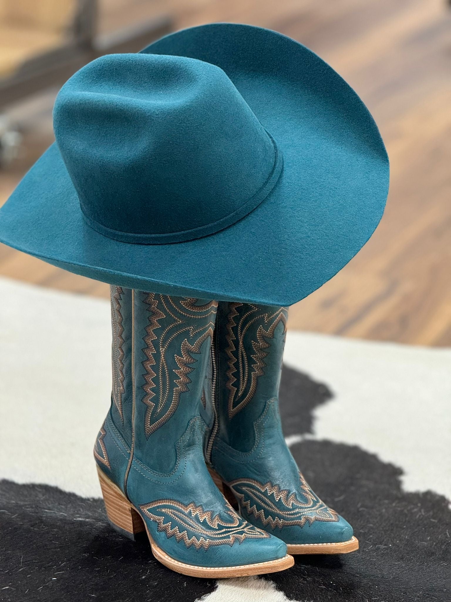 WOMENS ARIAT CASANOVA TURQUOISE TALL BOOT POINT TOE