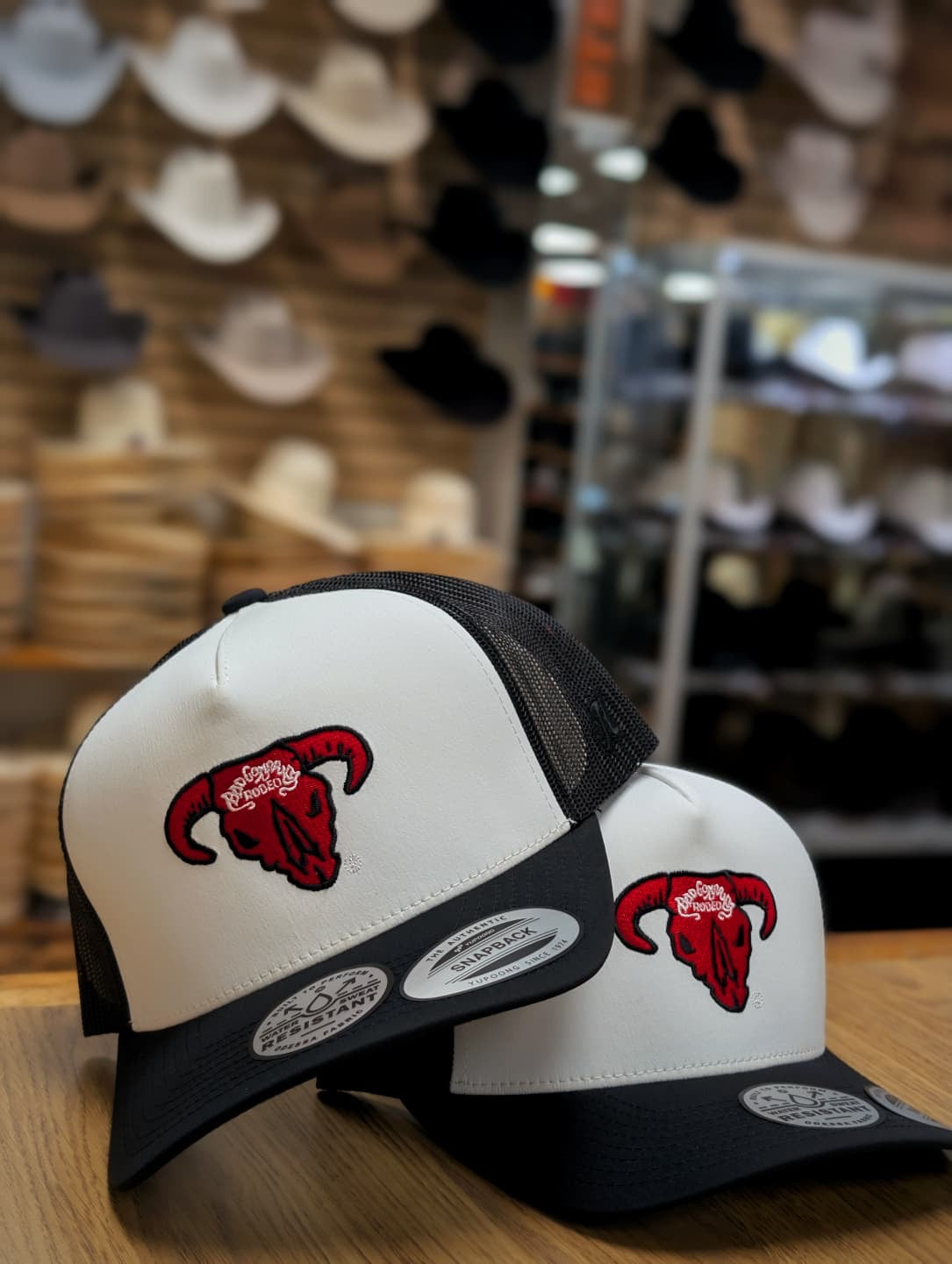 HOOEY STYLE WHITE/ BLACK 5-PANEL TRUCKER