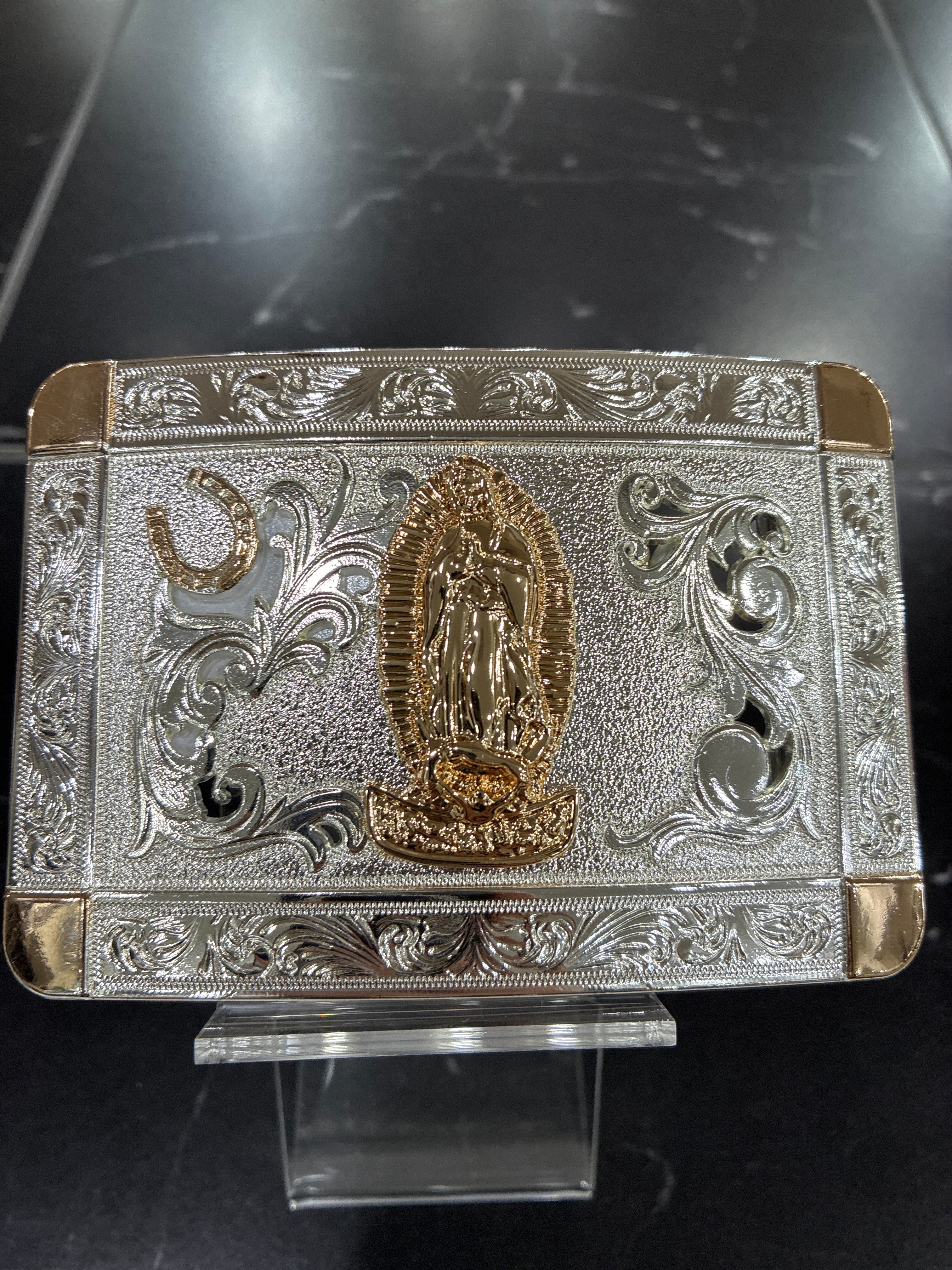 HEBILLA RECTANGULAR PLATEADA C/ VIRGEN DE GUADALUPE Y HERRADURA DORADAS
