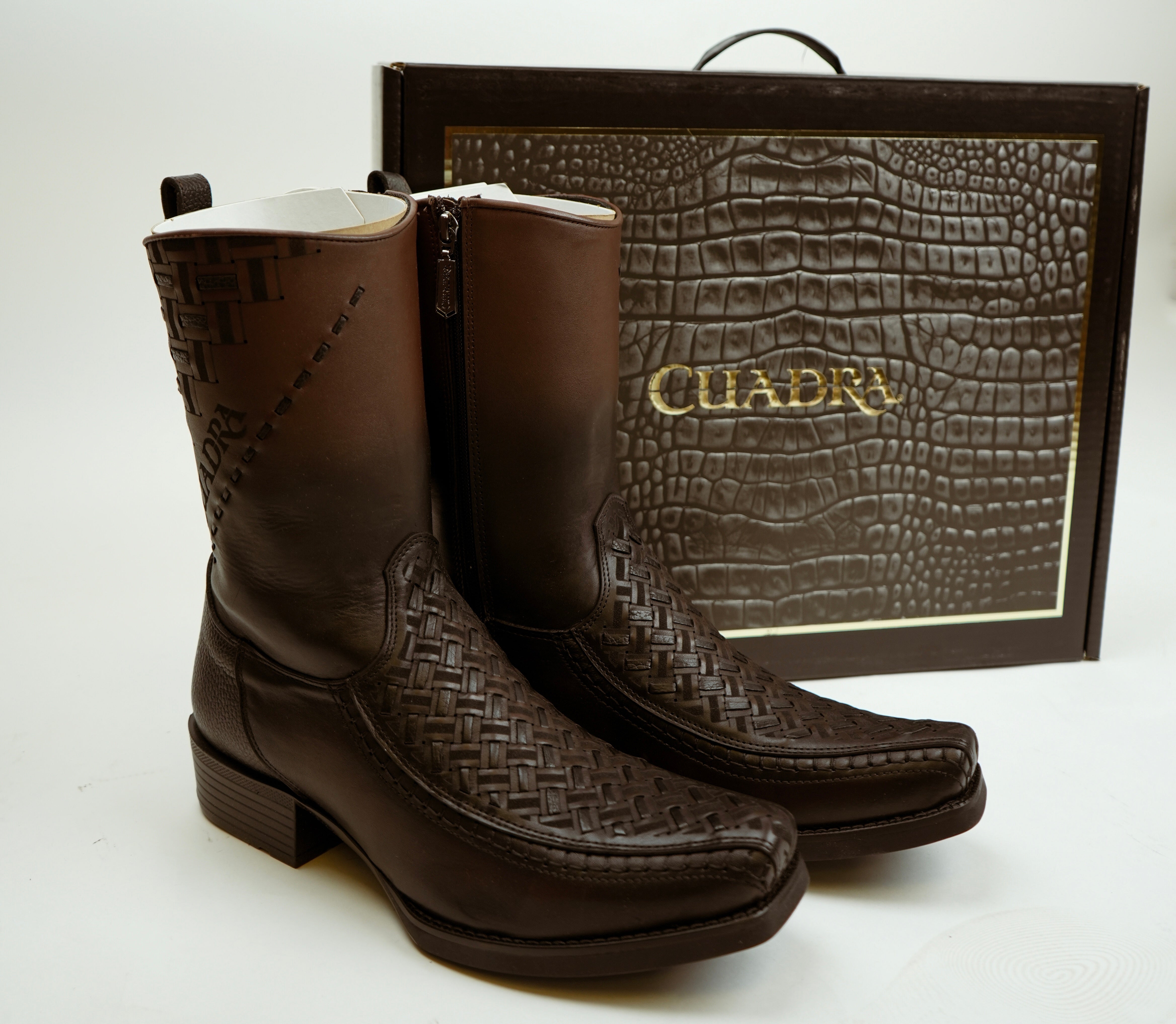 CUADRA MEN BOTÍN DE PIEL DE RES CRUST CASTAÑO PUNTA CUADRADA ESTRECHA CC293