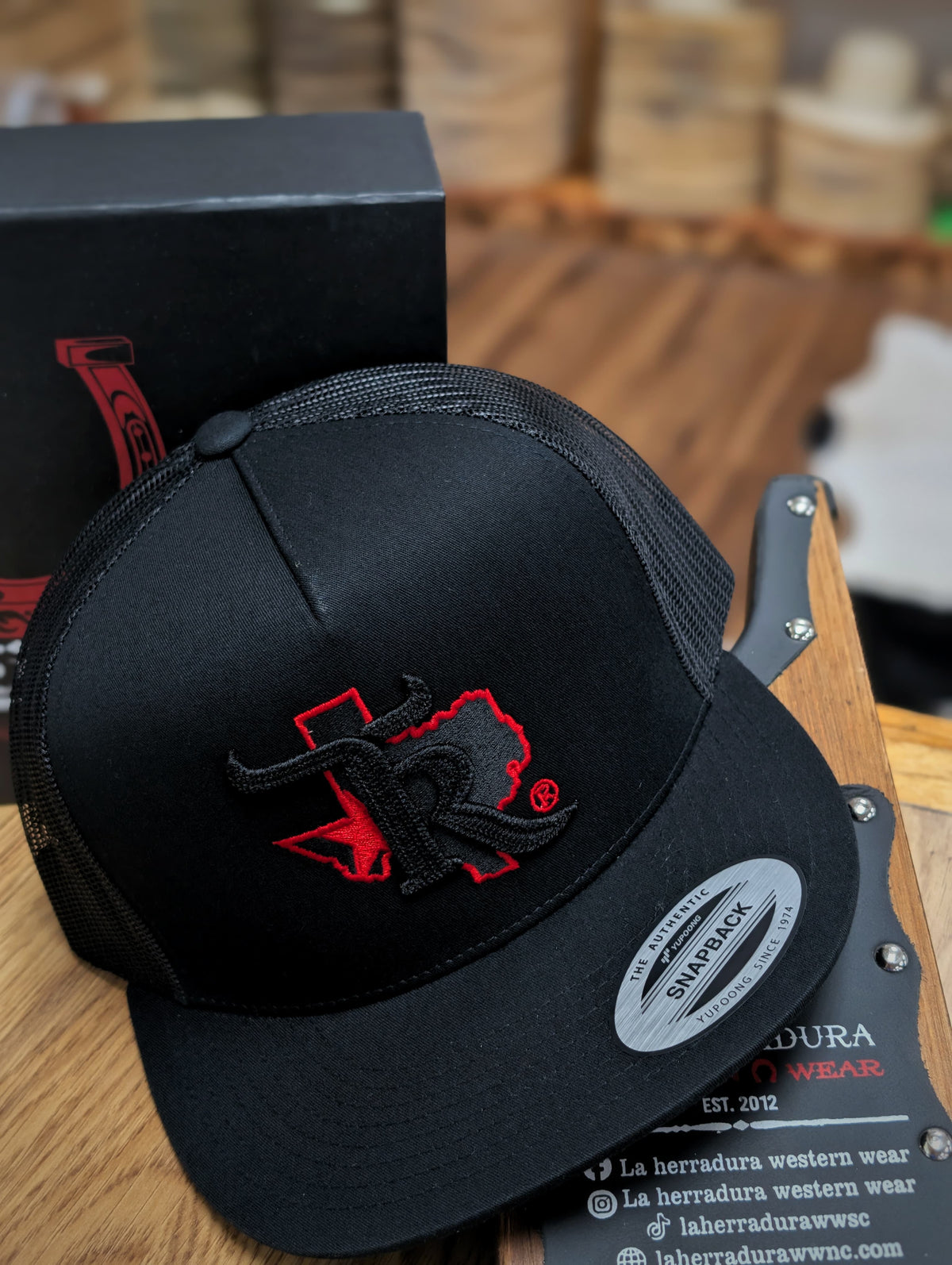 TEXAS RANCH BLACK BLACK/RED LOGO