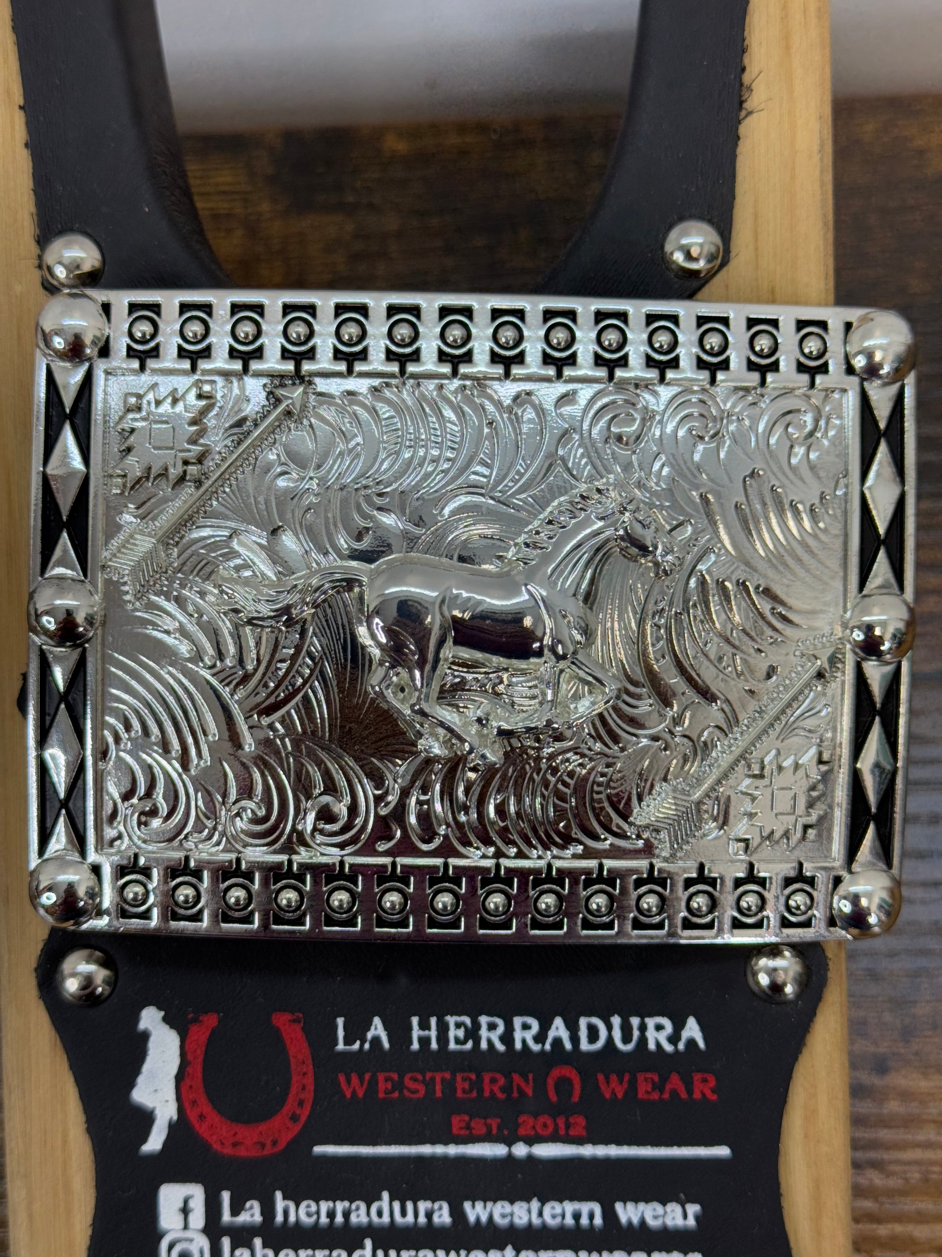 RUNNING HORSE SILVER DETAIL SQUARE BUCKLE