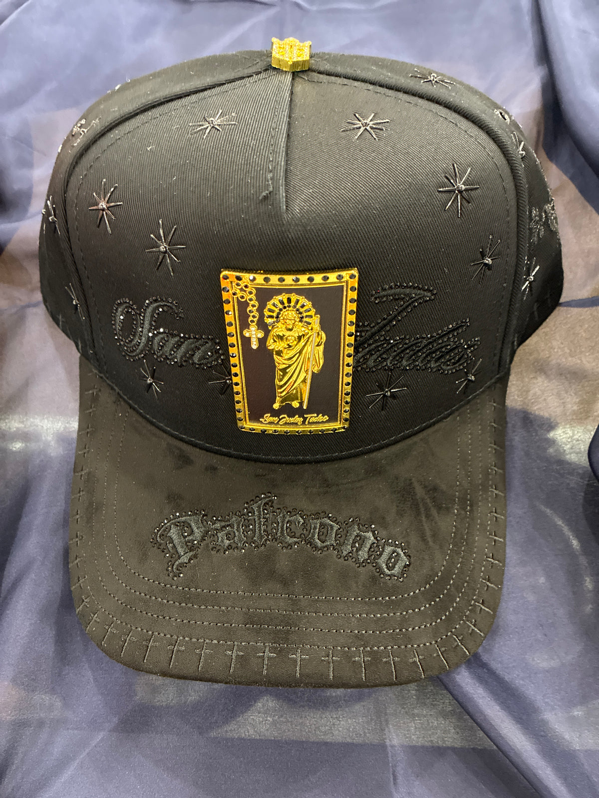 BIGG BOSS HATS COLLECTION SAN JUDAS PATRONO BLACK/GOLD SQUARE DECAL