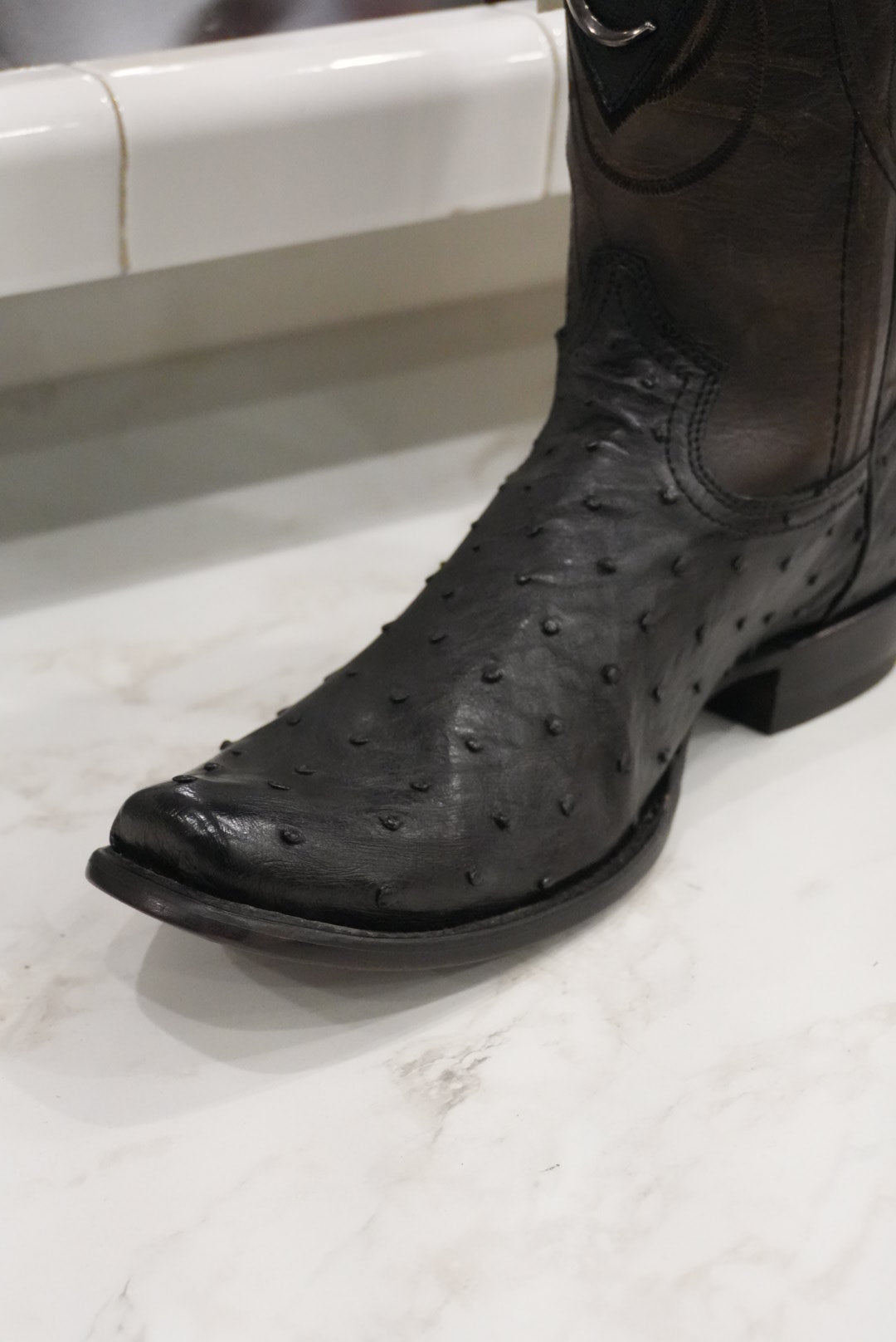 CUADRA AVESTRUZ NEGRO LÁSER & EMBROIDED NARROW SQUARE TOE - 1J1OA1