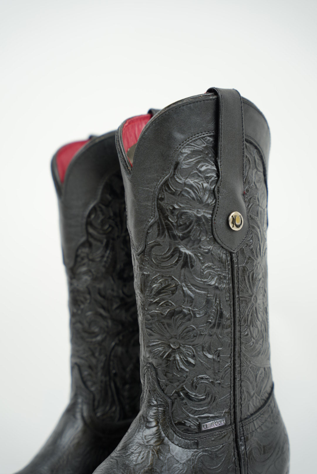 LA HERRADURA WOMEN MILA HD CINCELADO NEGRO RED BOTTON SNIP TOE