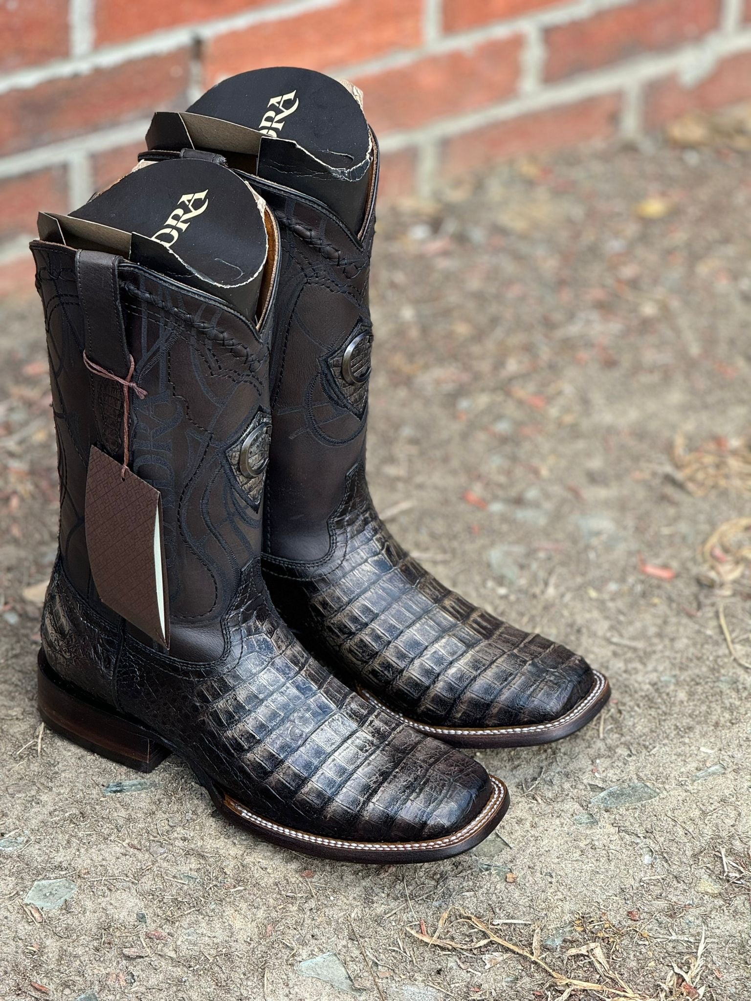 CUADRA BOOT CAIMAN FUSCUS LOMO BELLY ATLANTIS BLACK SAND EMBROIDERY & LASER SQUARE TOE