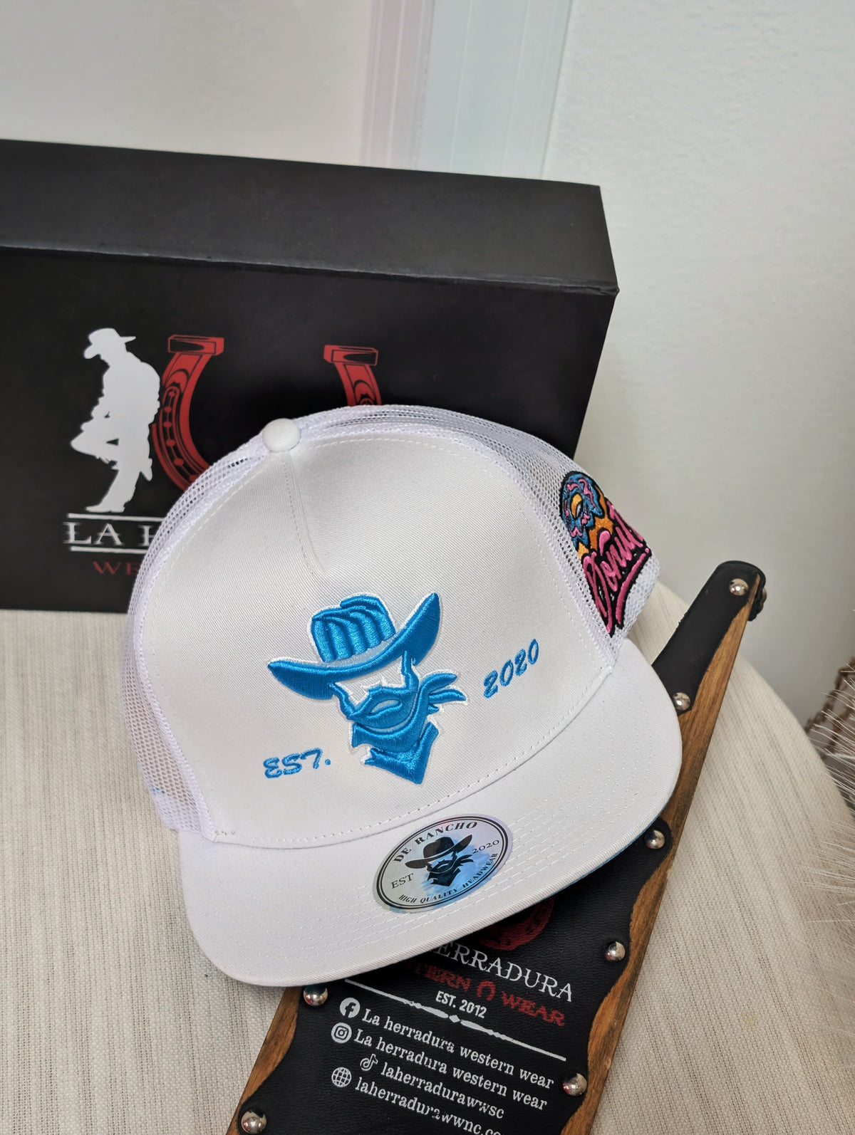DE RANCHO HATS SNAPBACK WHITE DONUT TURQUOISE LOGO