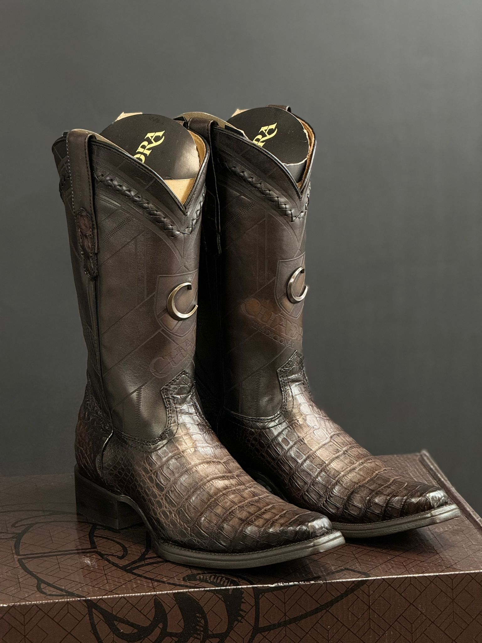 BOOTS CUADRA FUSCUS BELLY CAIMAN ARAUCO CHOCO LASER & WOVEN NARROW SQUARE TOE