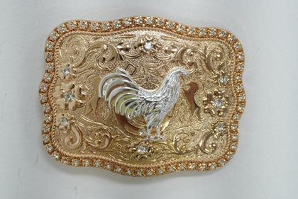 HEBILLA DE ESQUINA REDONDEADA DE PLATA Y ORO CON GALLO Y DIAMANTES BLANCOS