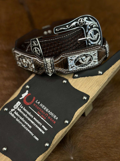 CINTURÓN DE MUJER DE PIEL DE VACA MARRÓN CON DISEÑO DE CABALLO PLATEADO Y HEBILLA PLATEADA