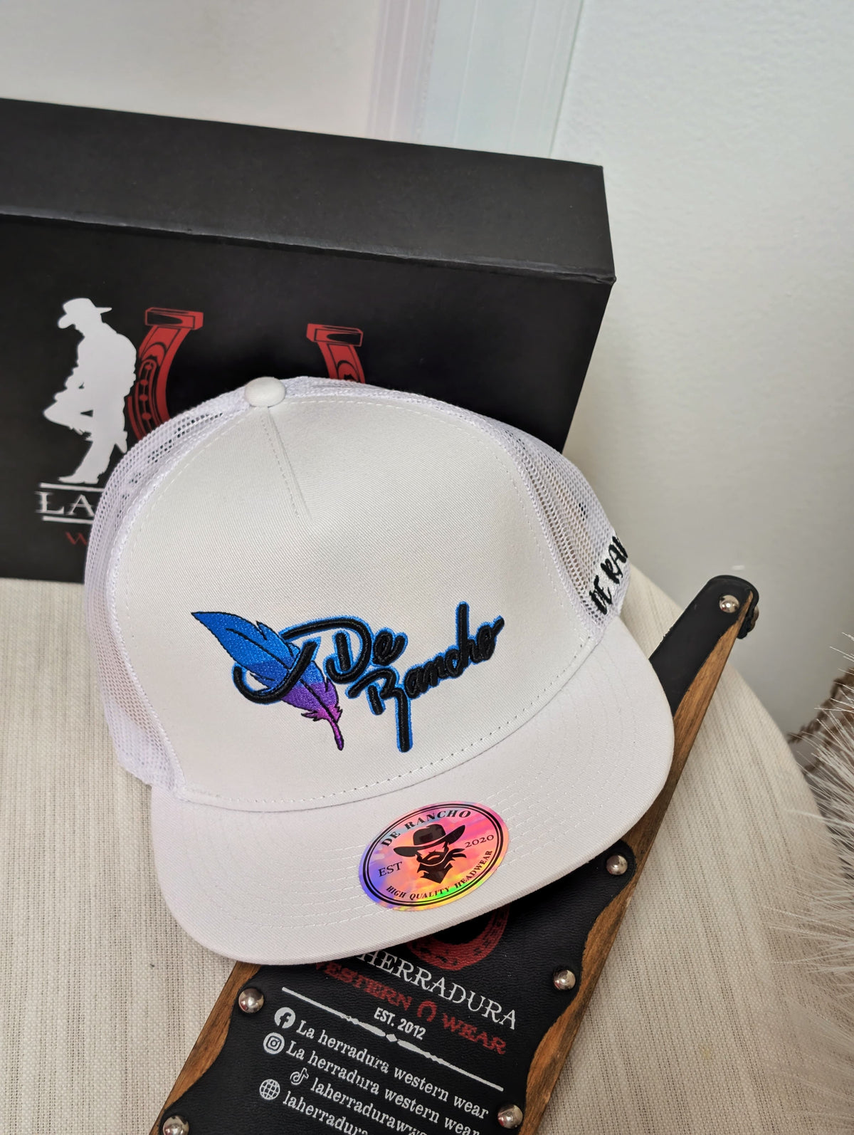 DE RANCHO HATS SNAPBACK WHITE FEATHER BLUE LOGO