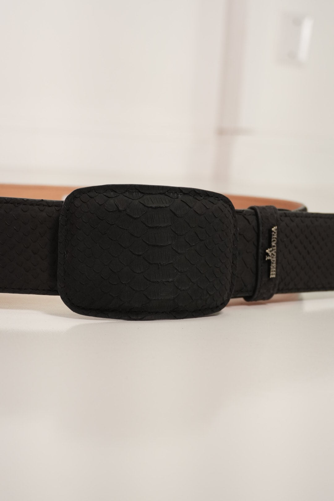 CINTURÓN LA HERRADURA EXOTIC-RANCHERA PITÓN NOBUCK NEGRO