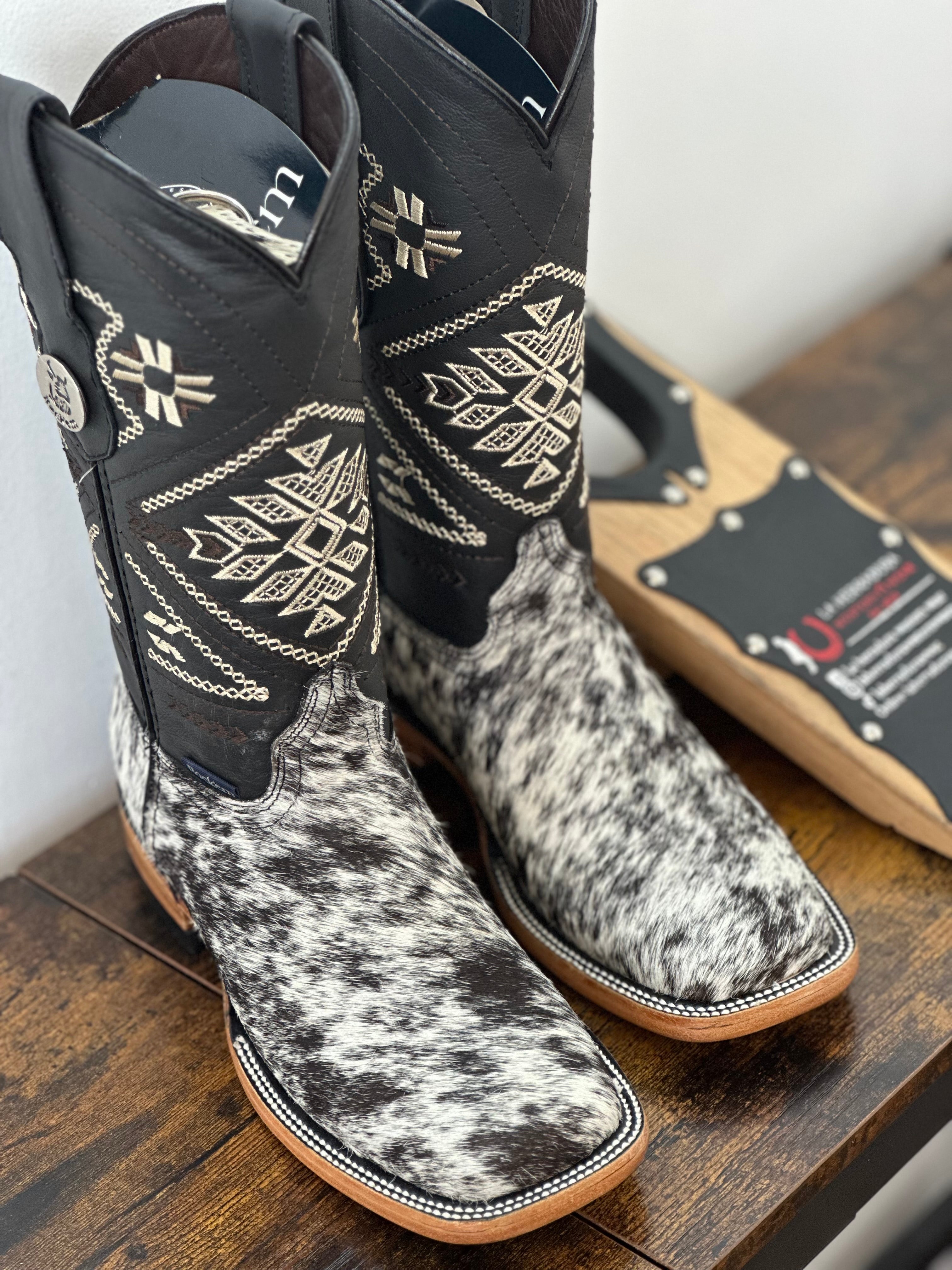 WOMENS EST AZTEC LADY BLACK & WHITE COWHIDE BOOT