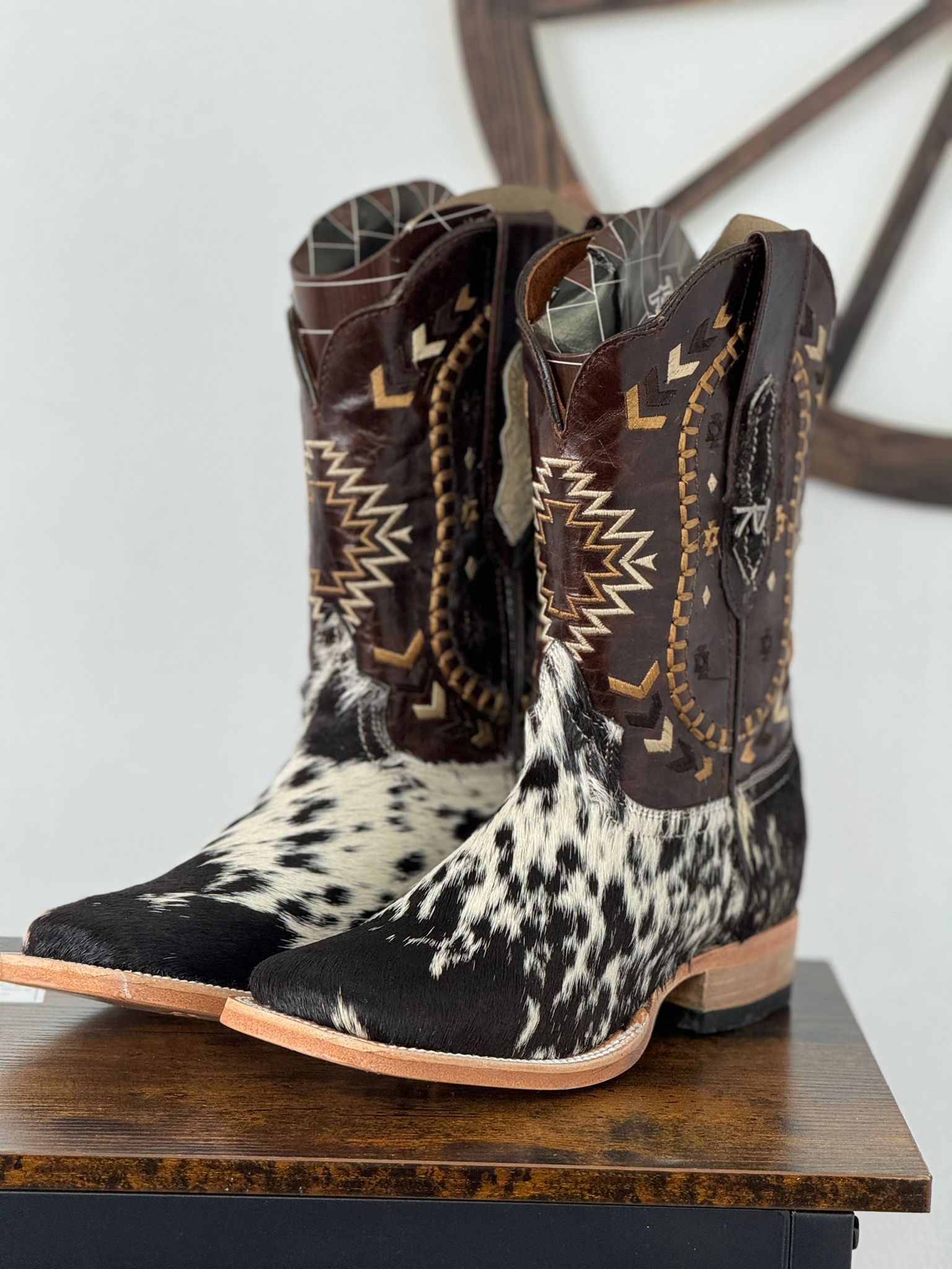 RANCHERS WOMEN COWHIDE BLACK&WHITE CAJETA CHEROKEE (EVERY PAIR IS UNIQUE)