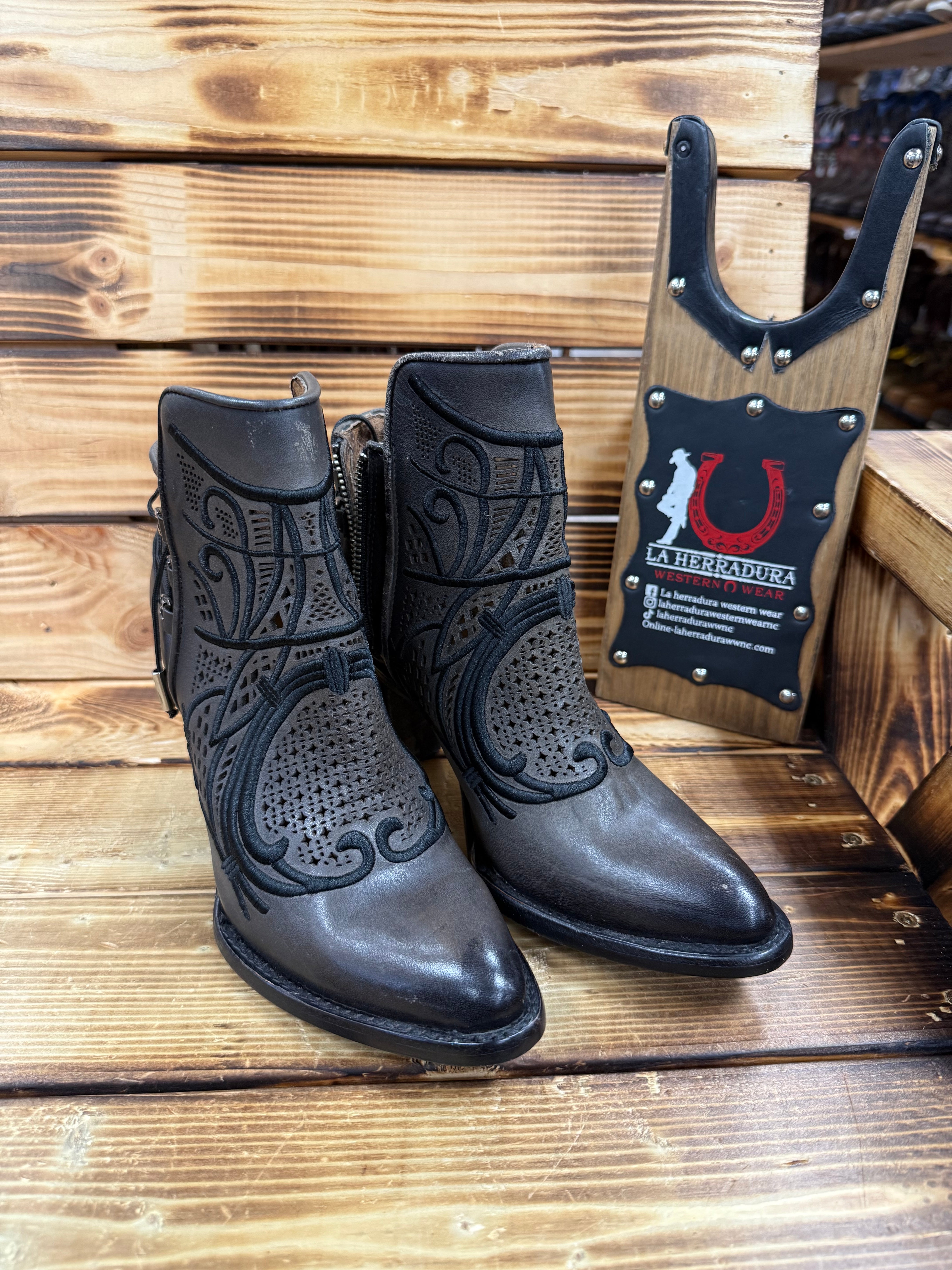 Botin Women Cuadra Crust Maple Sombreado Black & Black Sticking