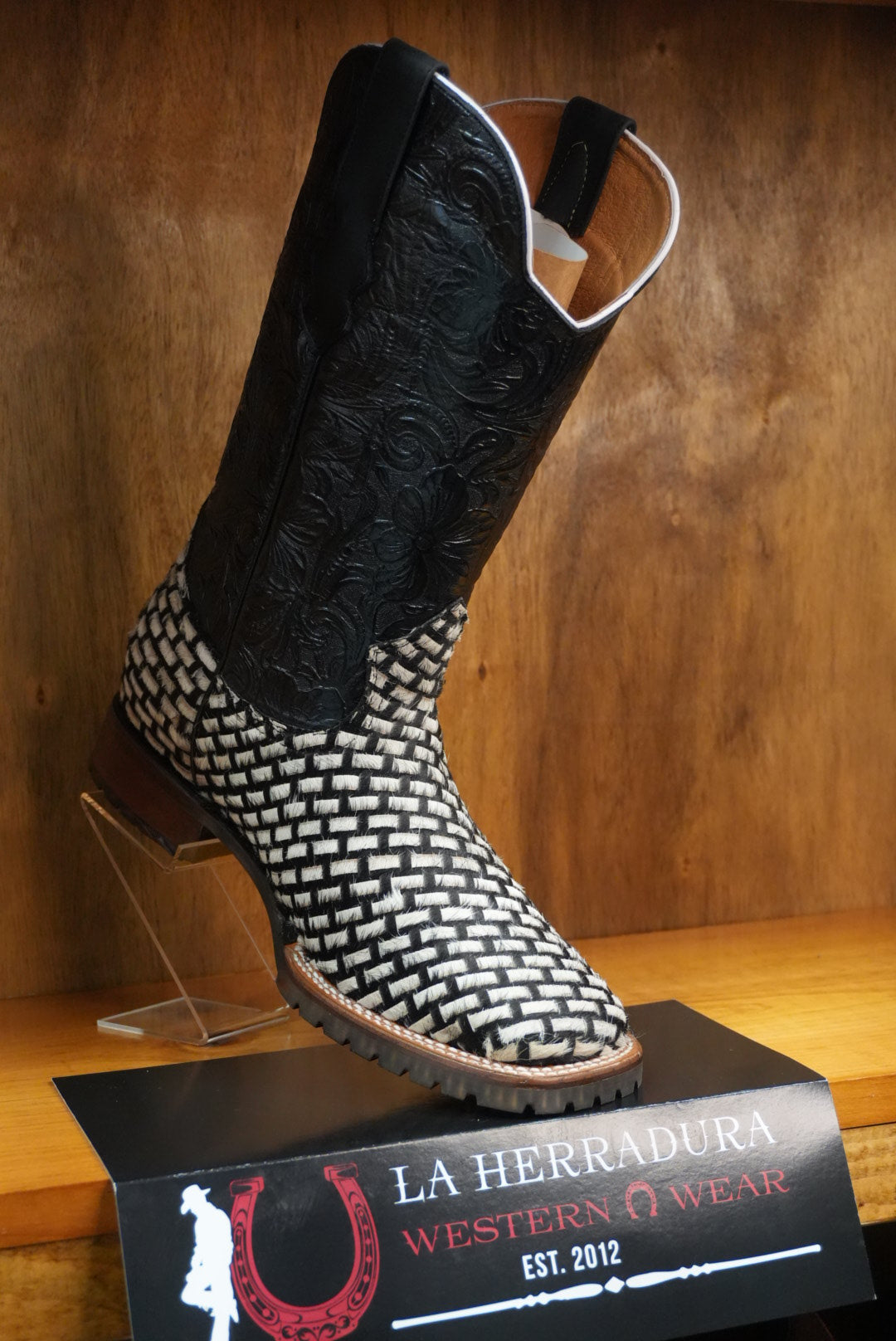 LA HERRADURA/ELLIUT EMBROIDERED COWHIDE BLACK/WHITE BOOT SQ. TOE