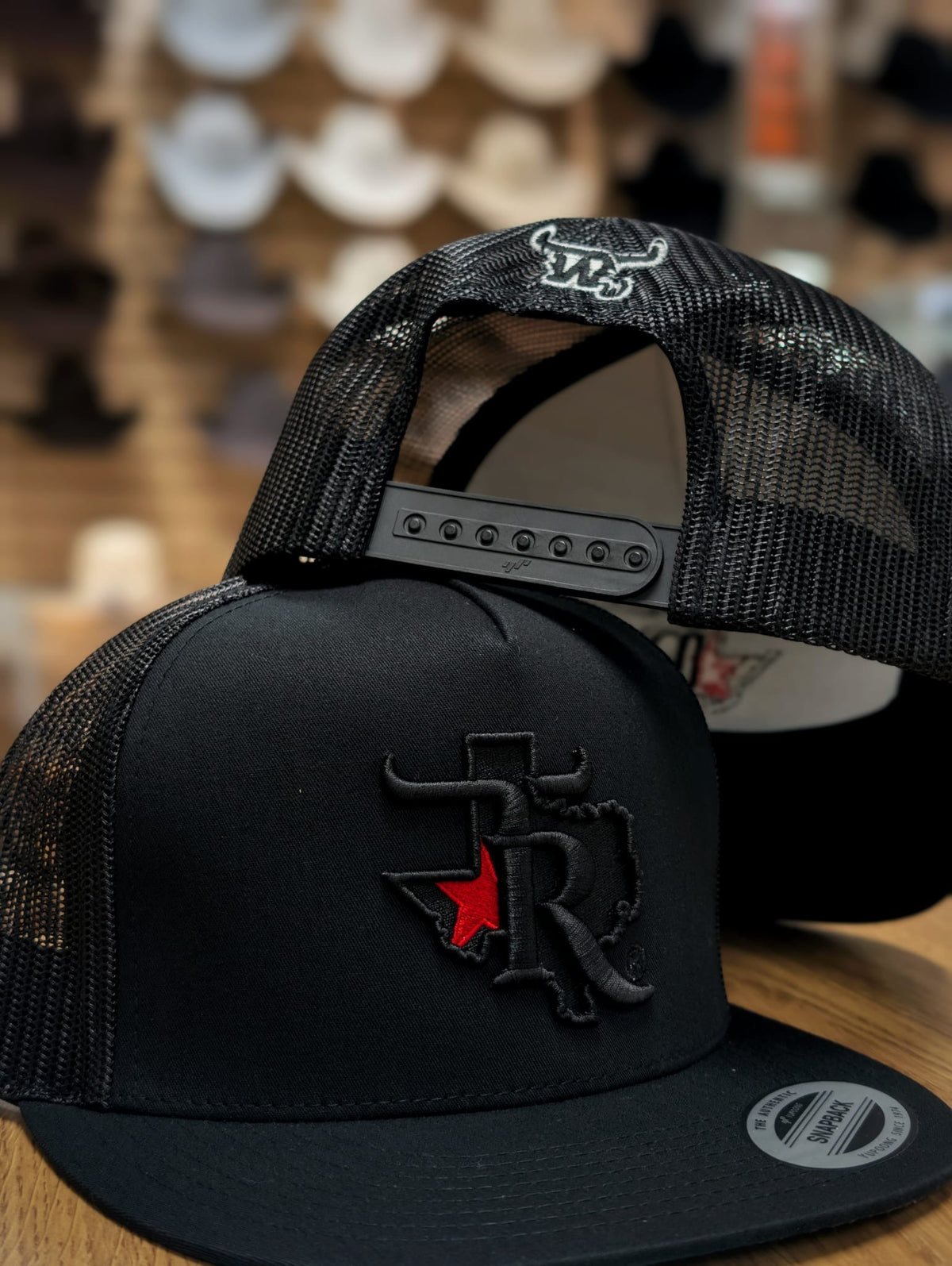 GORRA NEGRA TEXAS RANCH CON CIERRE A PRESIÓN