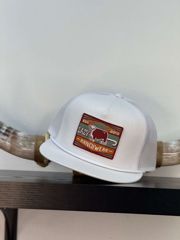 LAZY J GORRA BLANCA con burdeos