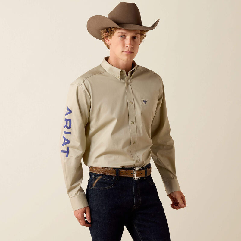 ARIAT MEN TEAM LOGO LIGTWEIGHT TWLL LS SHRT KHAKI/ NAVY 10071688