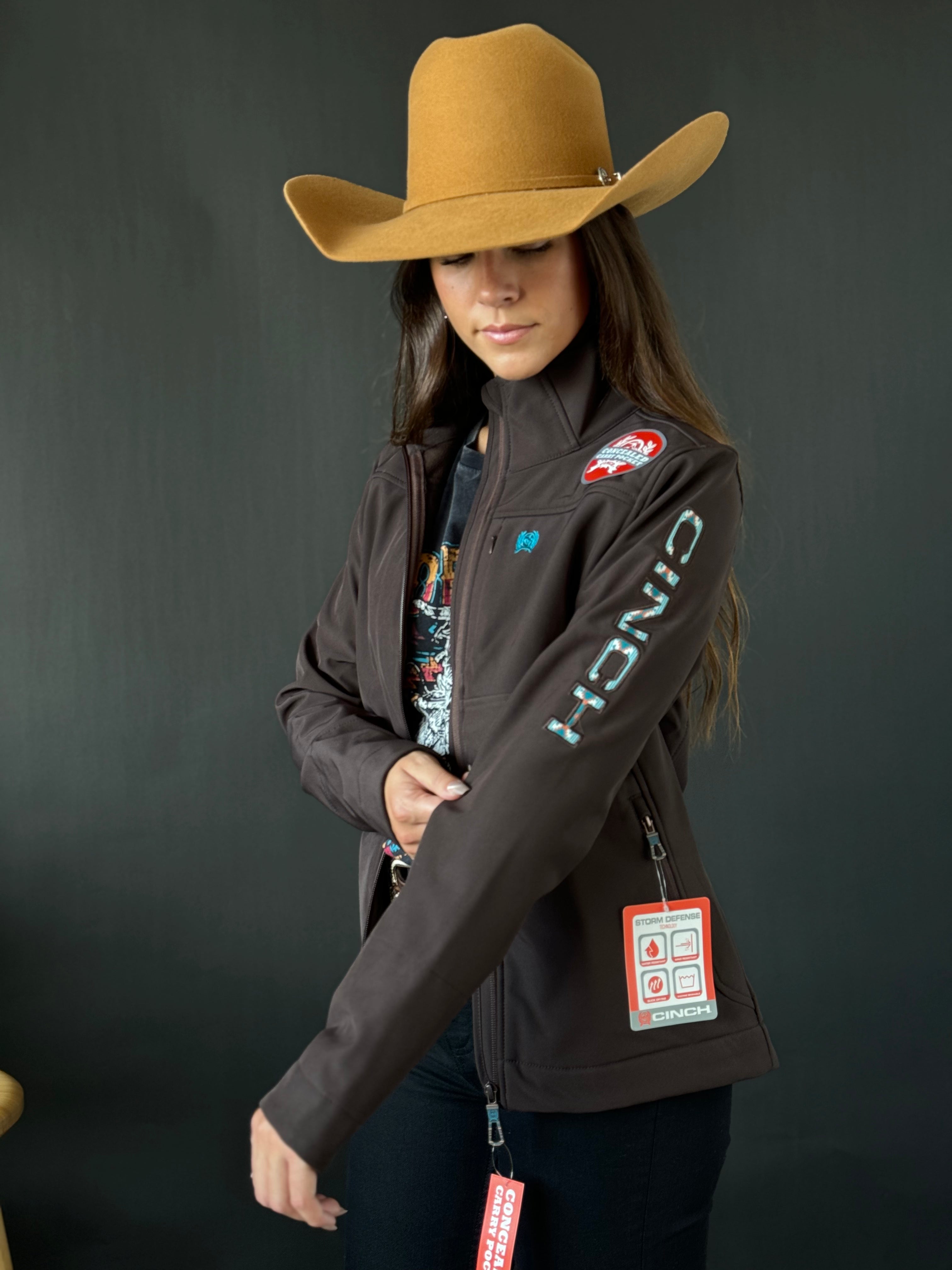 Chaqueta Softshell Cinch negra con logotipo del equipo en oro rosa para mujer