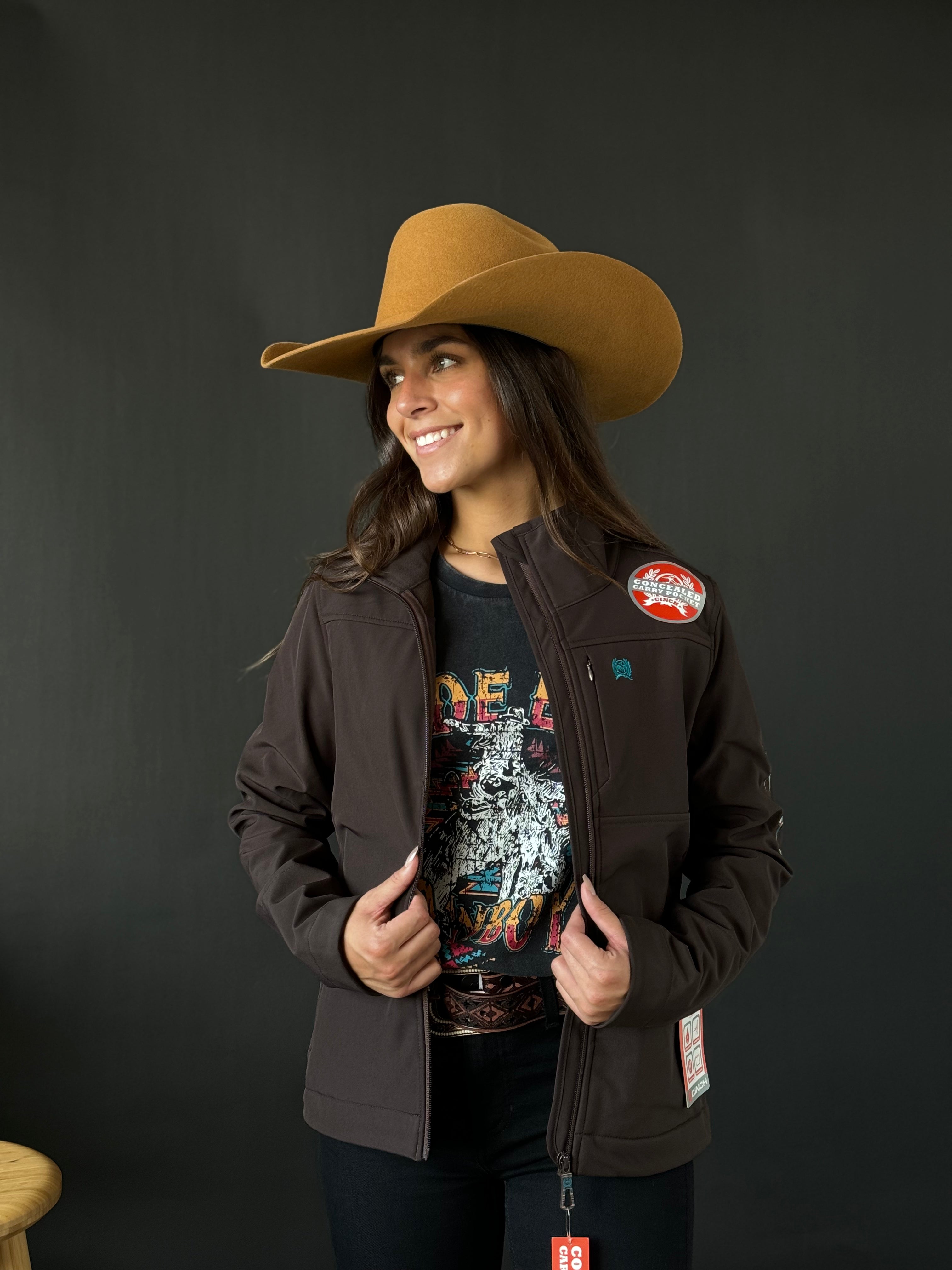 Chaqueta Softshell Cinch negra con logotipo del equipo en oro rosa para mujer