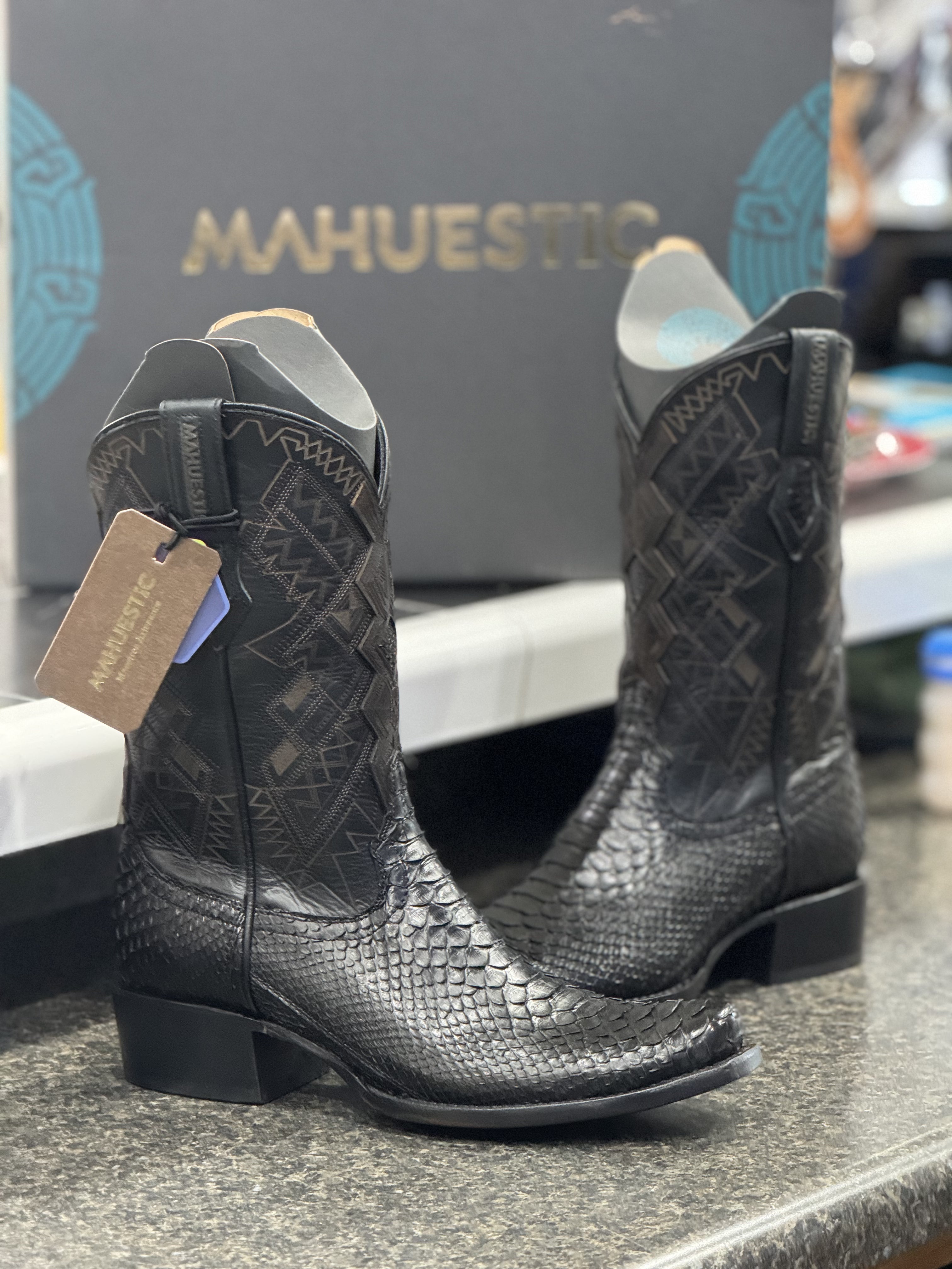 MAHUESTIC PYTHON NEGRO SEMI SQAURE TOE