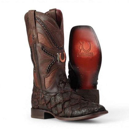 BOTA PREMIUM LA HERRADURA PARA HOMBRE, PIEL EXÓTICA DE PESCADO, COLOR CHOCOLATE, PUNTA CUADRADA