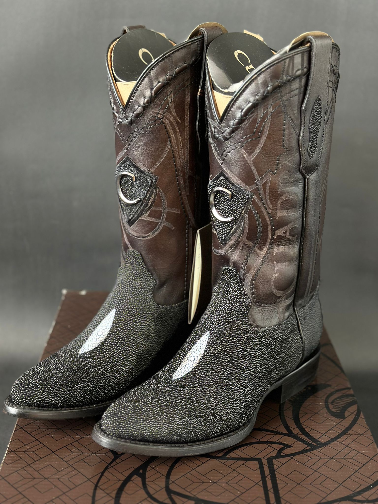 BOTAS CUADRA ESTILO RODEO AVESTRUZ BLACKCHERRY LASER &amp; BORDADO S