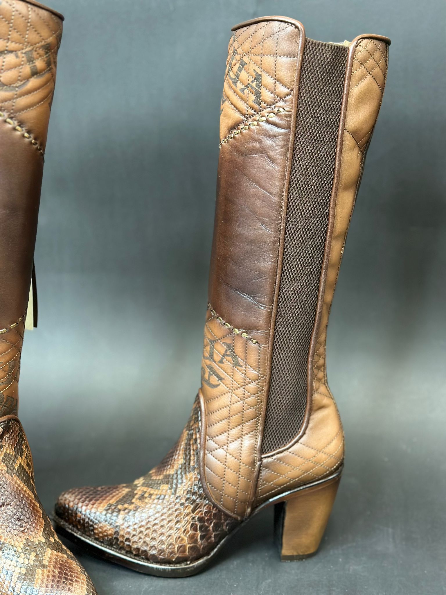 BOTAS LOS ALTOS PARA MUJER AVESTRUZ MOCHA ESTILO RODELO