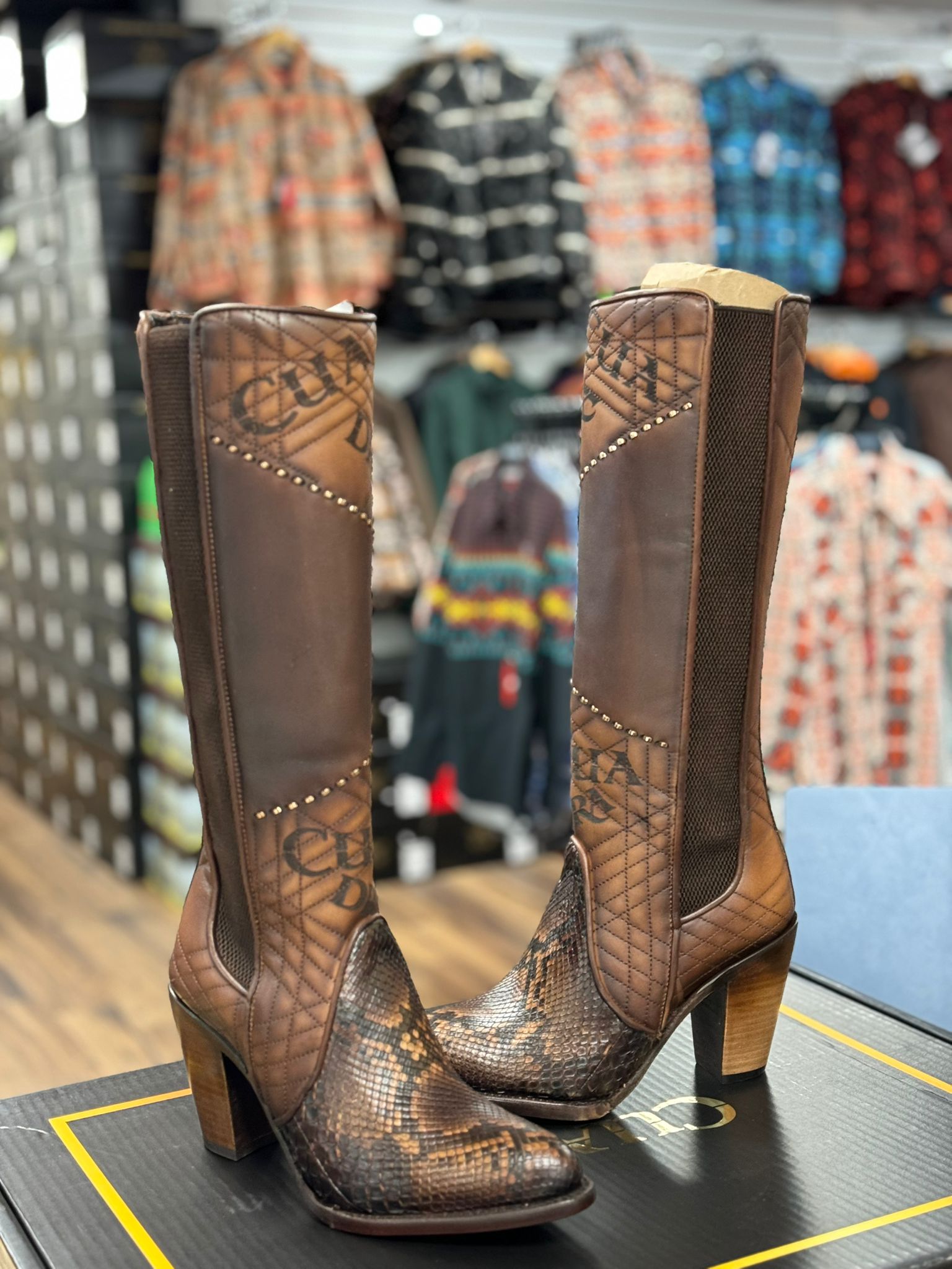 BOTAS LOS ALTOS PARA MUJER AVESTRUZ MOCHA ESTILO RODELO