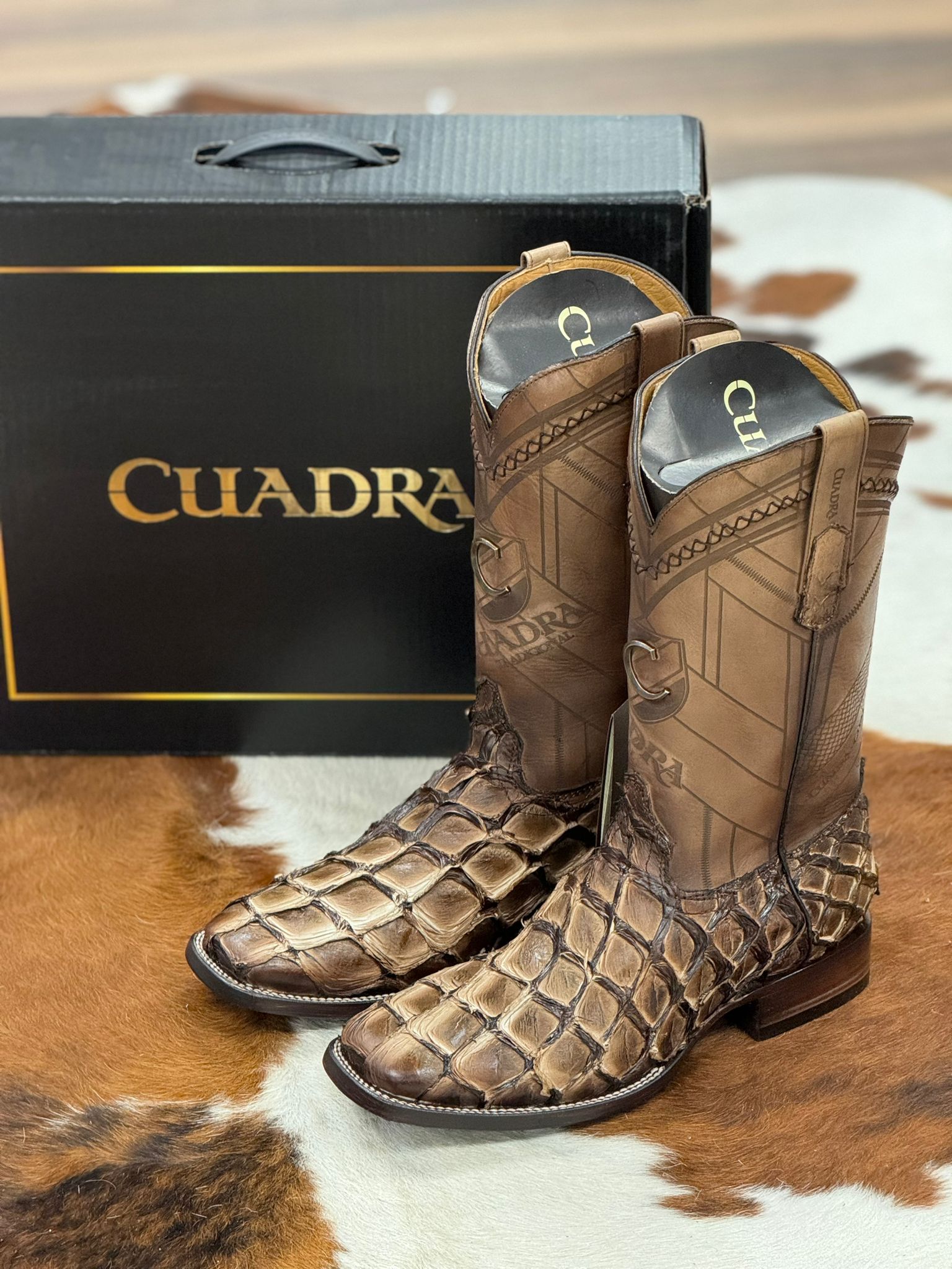 BOTAS CUADRA TEJIDA FUSCUS COLA NEGRO