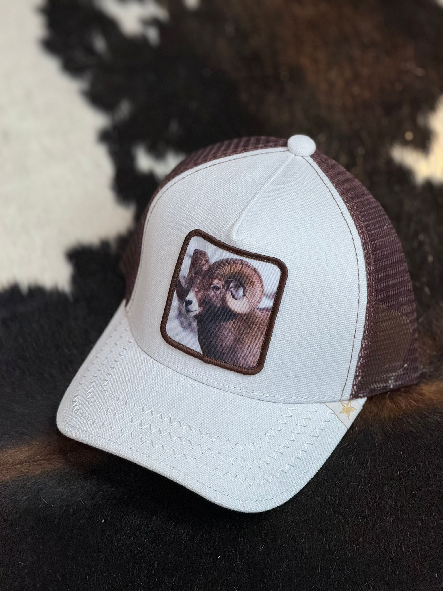 GORRA LOTERIA WHITE AND BROWN GOAT