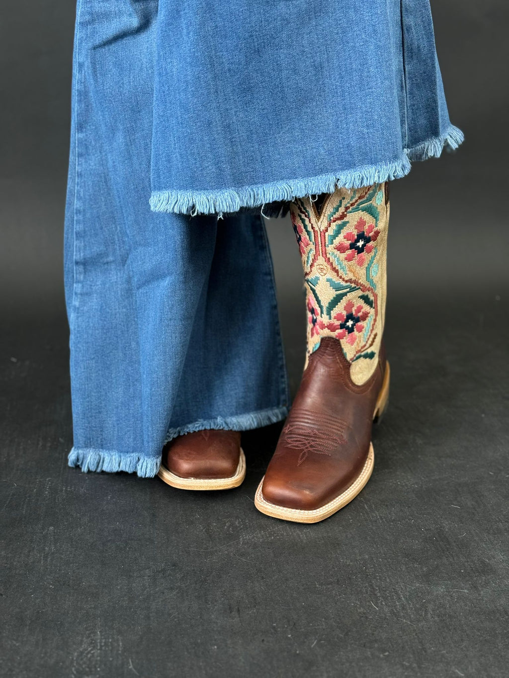 Ariat Women's Boots - Frontier Daniella - Brazen Tan / Sand White - Billy's  Western Wear