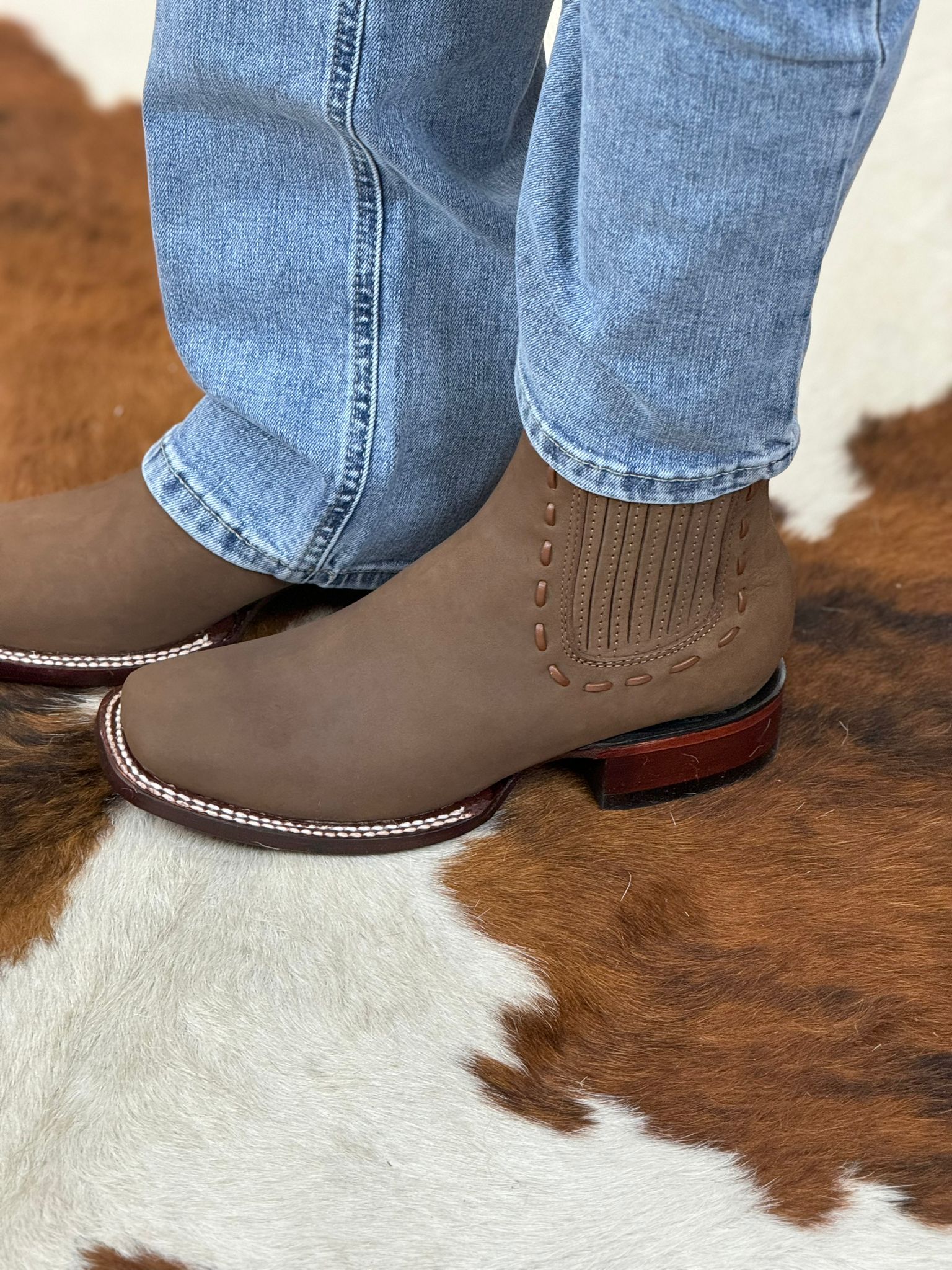 BOTAS LOS ALTOS PARA MUJER AVESTRUZ MOCHA ESTILO RODELO