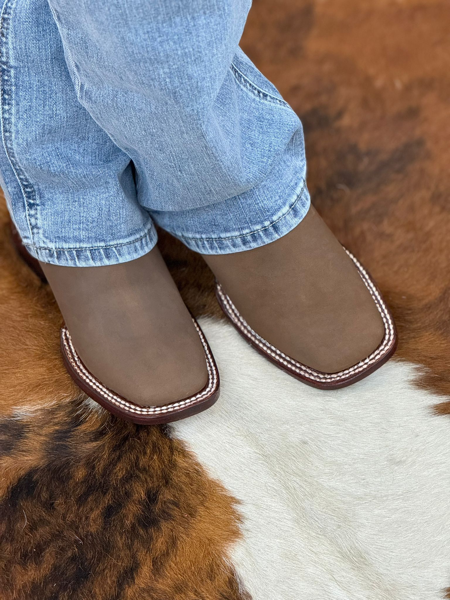 BOTAS LOS ALTOS PARA MUJER AVESTRUZ MOCHA ESTILO RODELO