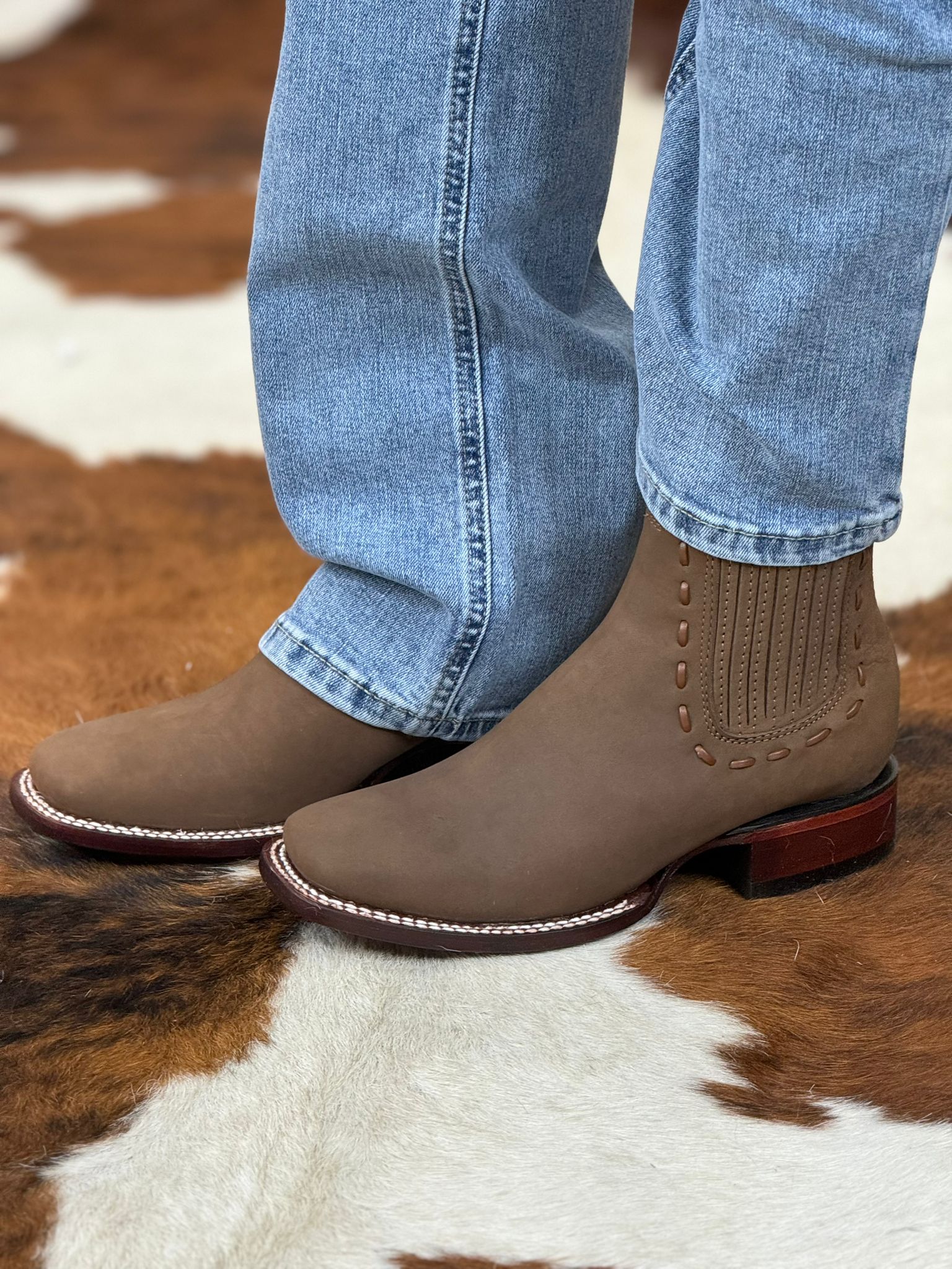 BOTAS LOS ALTOS PARA MUJER AVESTRUZ MOCHA ESTILO RODELO