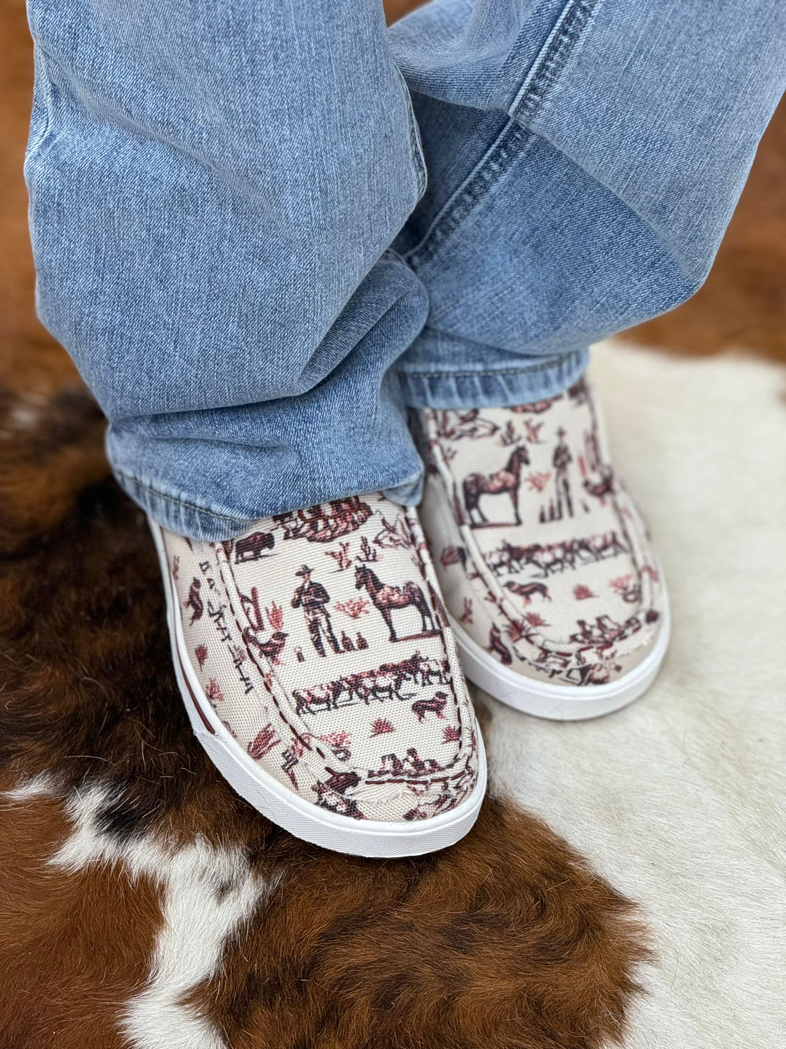 TWISTED X WOMEN SLIP ON KICKS MAROON & IVORY